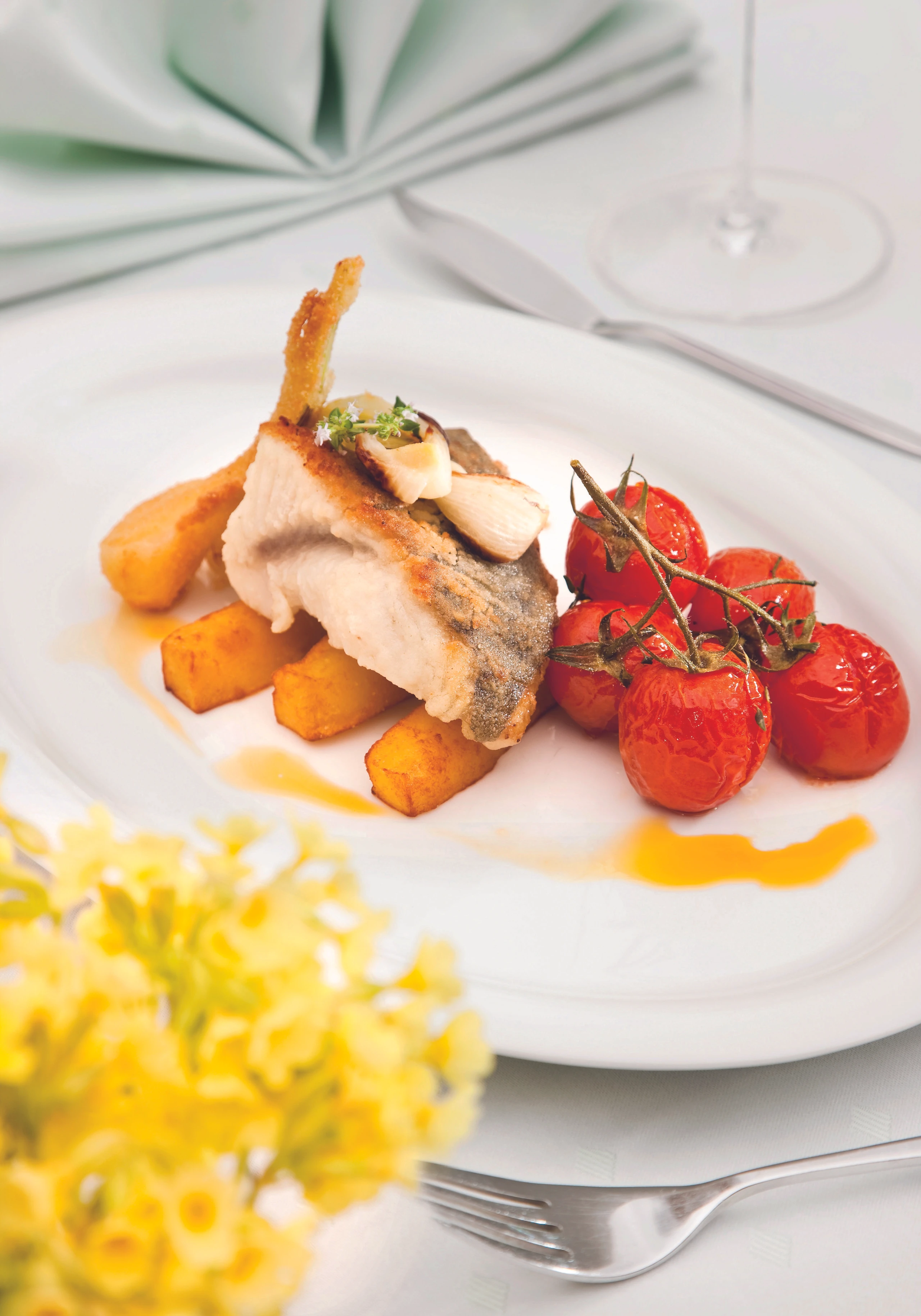 Welsfilet mit Paradeisern und Jungzwiebeln