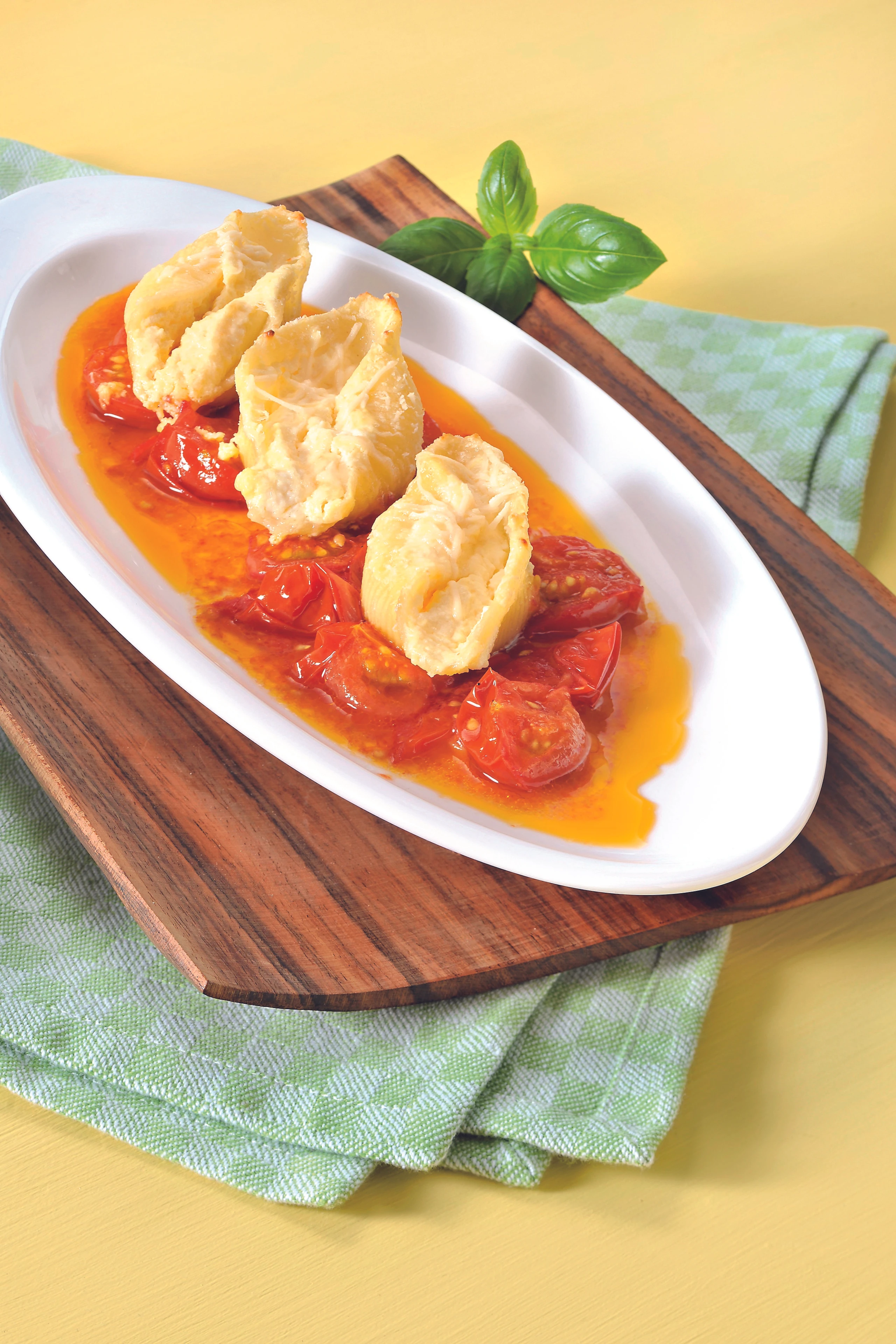 Conchiglioni mit Ricotta auf Schmorparadeisern