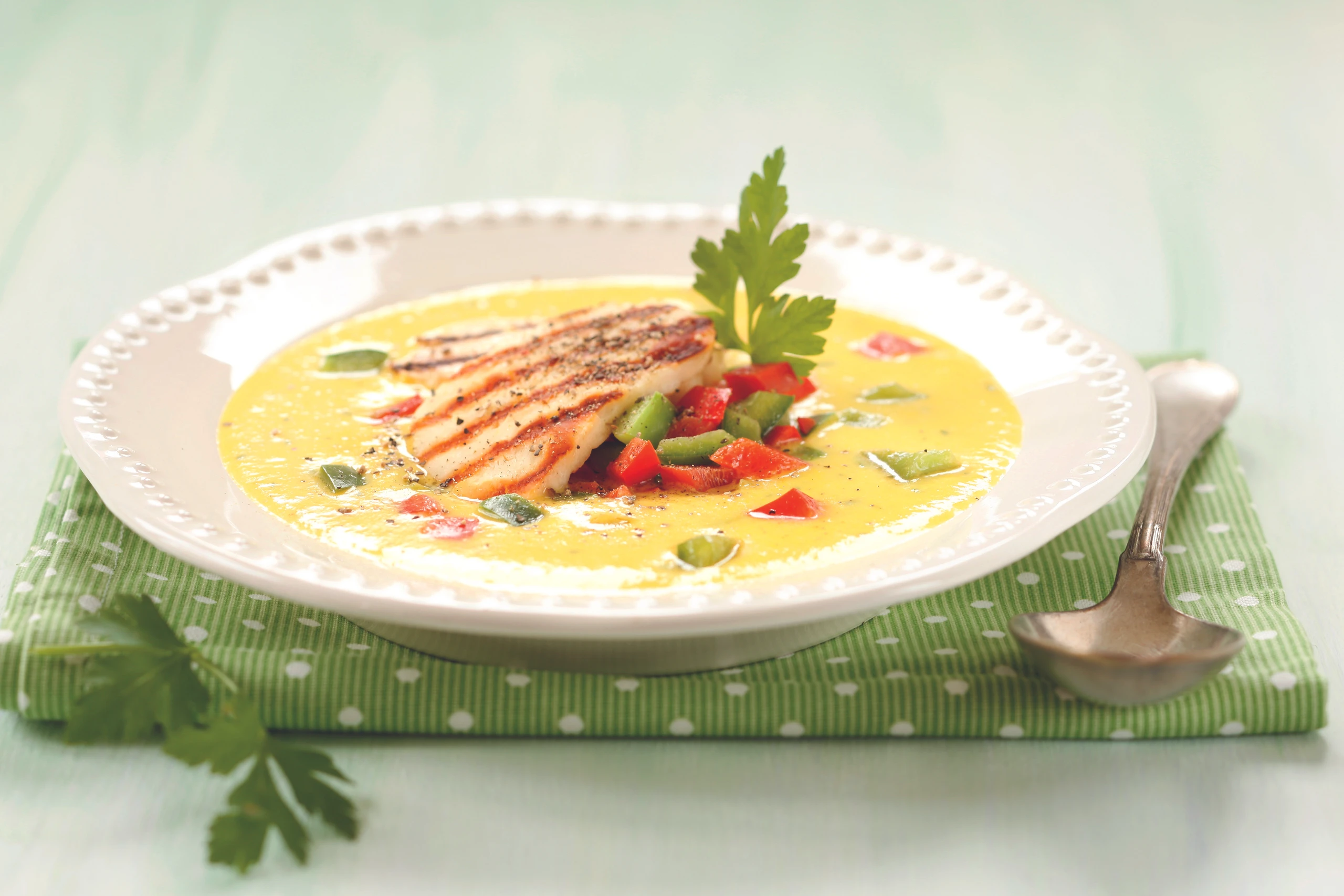 Paprikasuppe mit Halloumi