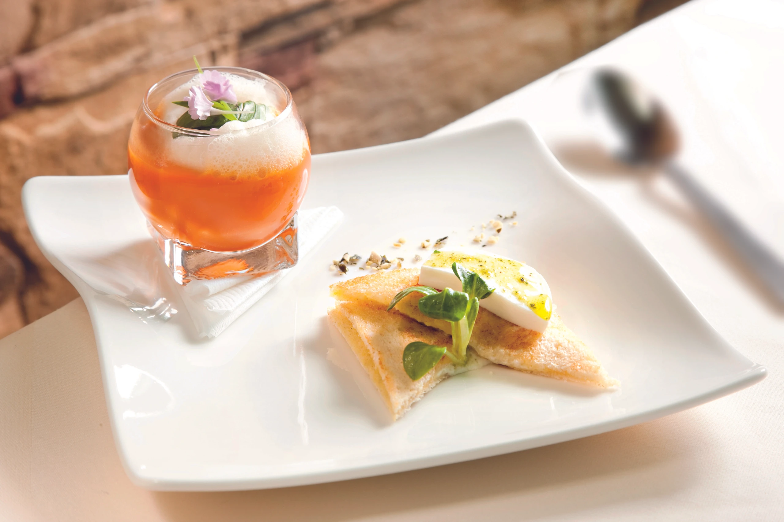 Gazpacho mit Schafkäse-Toasts