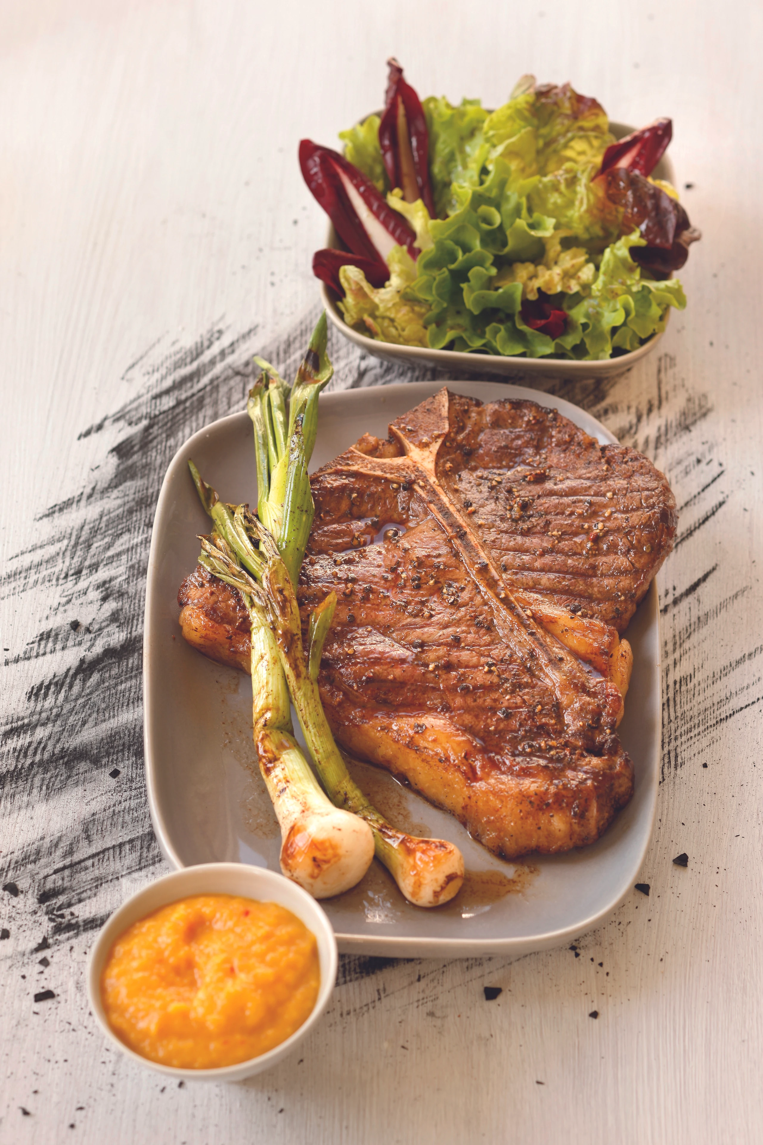 T-Bone Steak mit Mangodip und Blattsalat