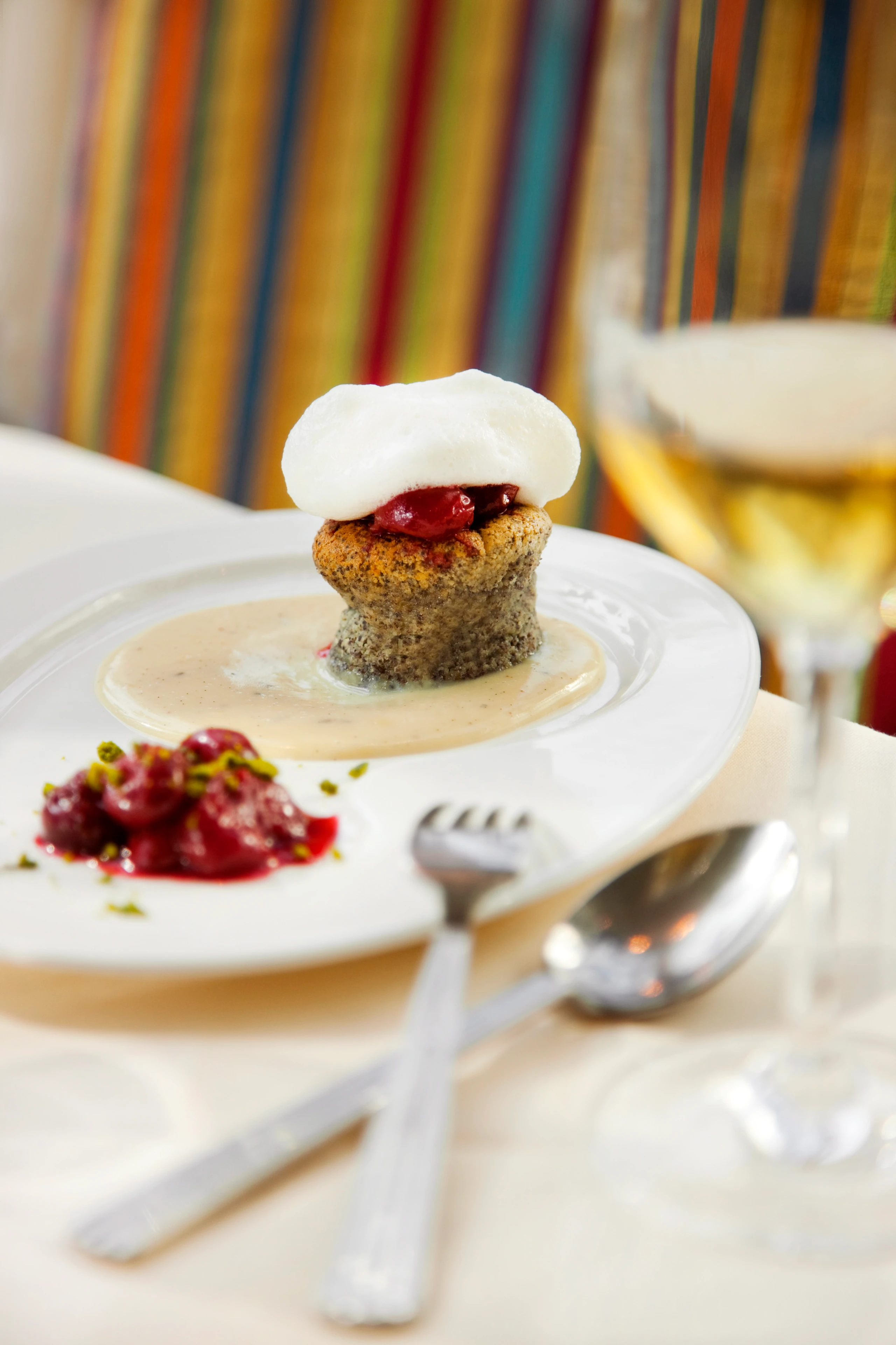 Lauwarmer Mohnpudding mit Mandelsauce