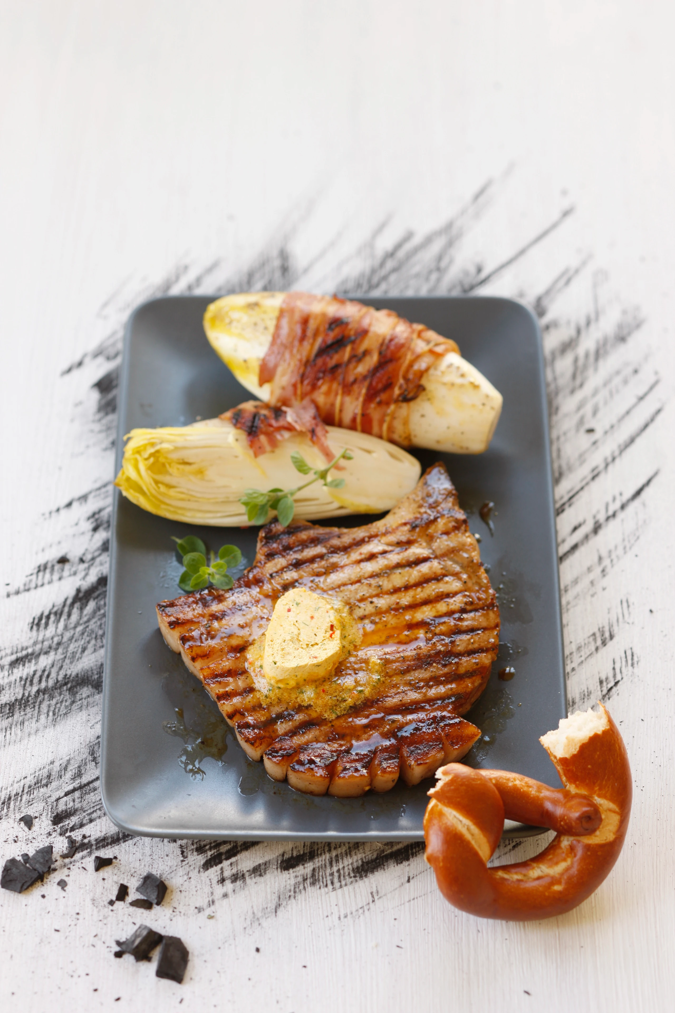 Schweinskotelett in Honigmarinade mit Speck-Chicorée