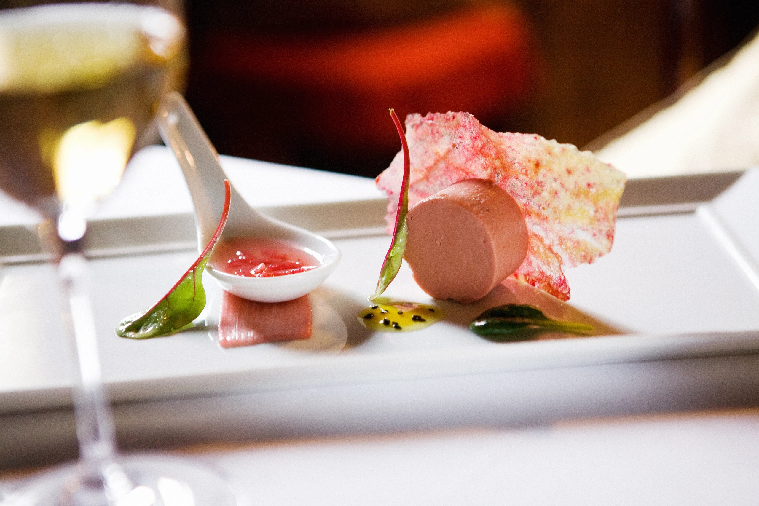Entenleberterrine mit Rhabarber-Chutney und Erdäpfelblättern