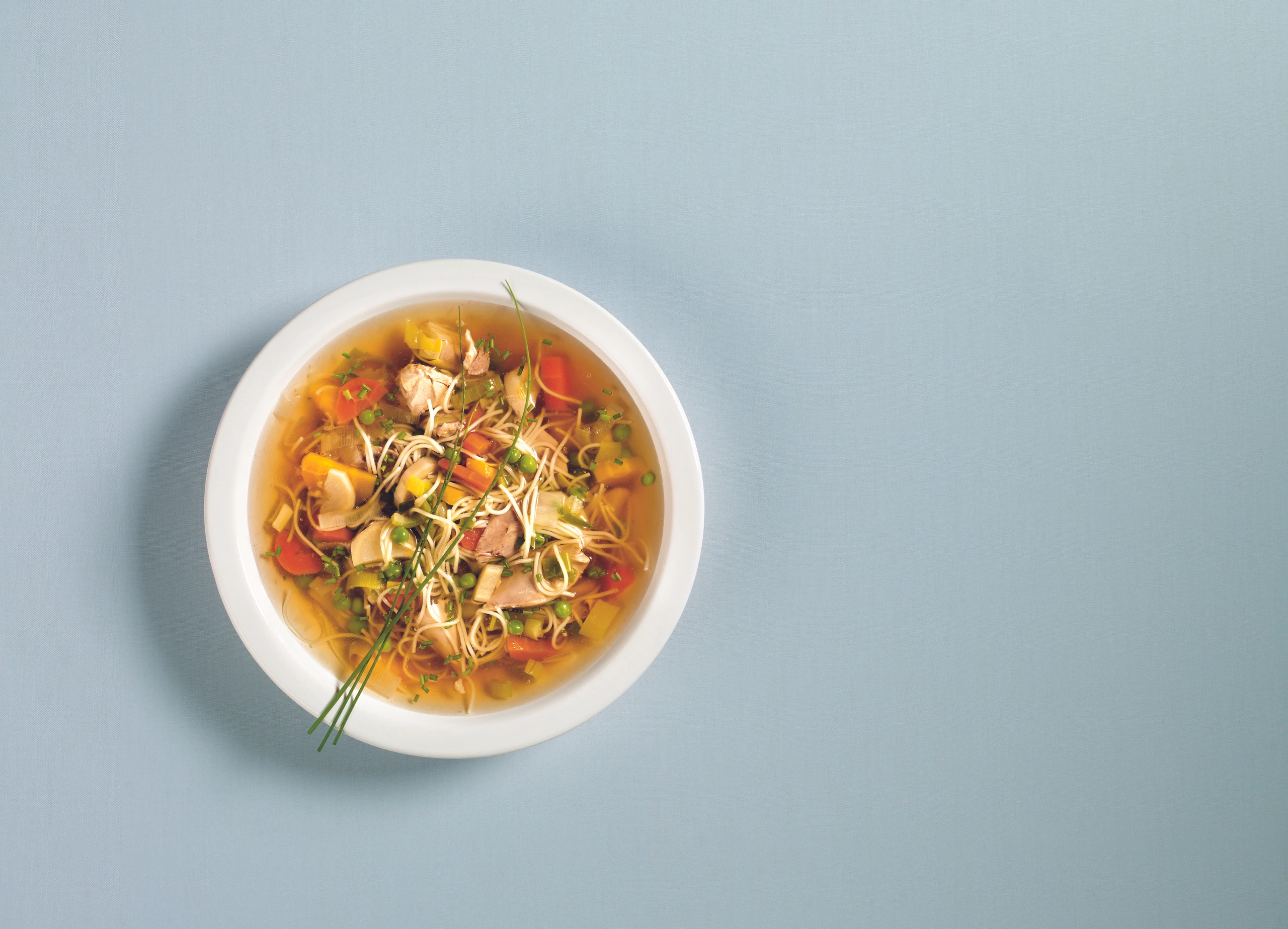 Klare Hühnersuppe mit Suppennudeln