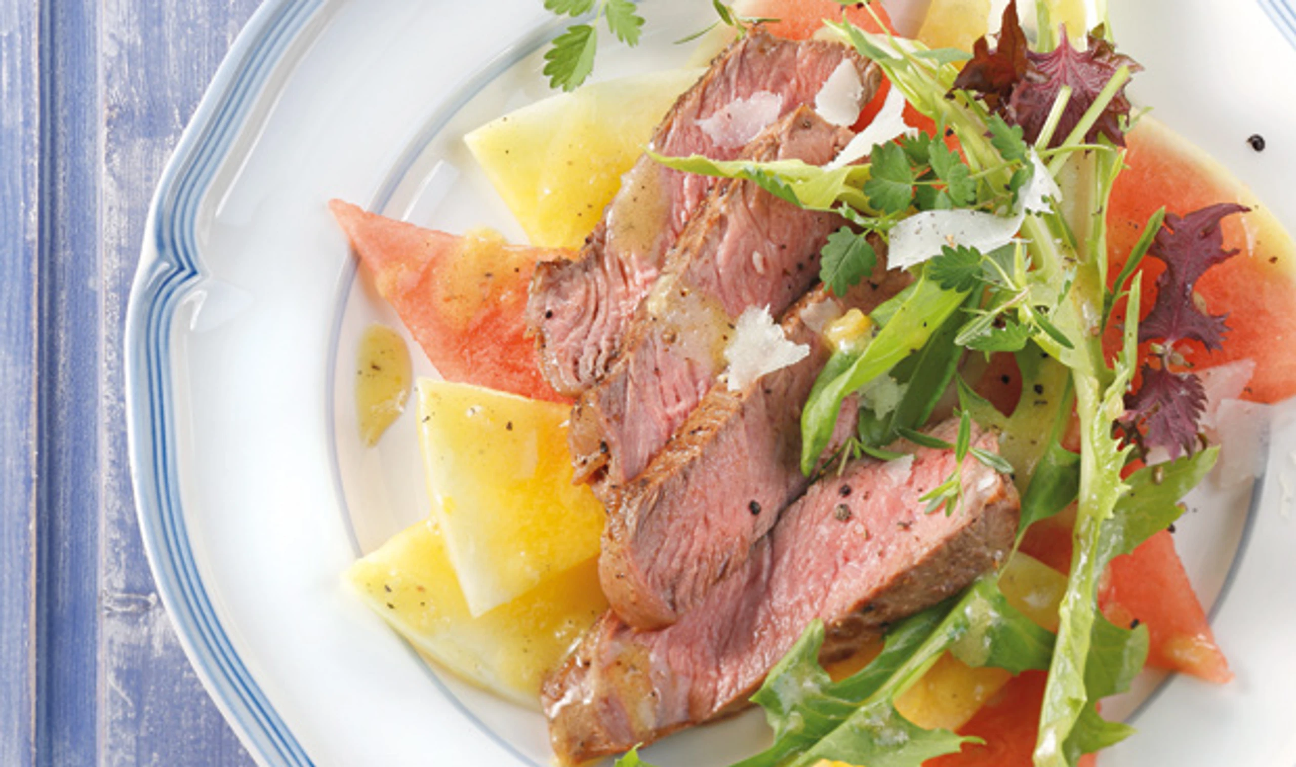 Salat mit Beiried Streifen und Melone