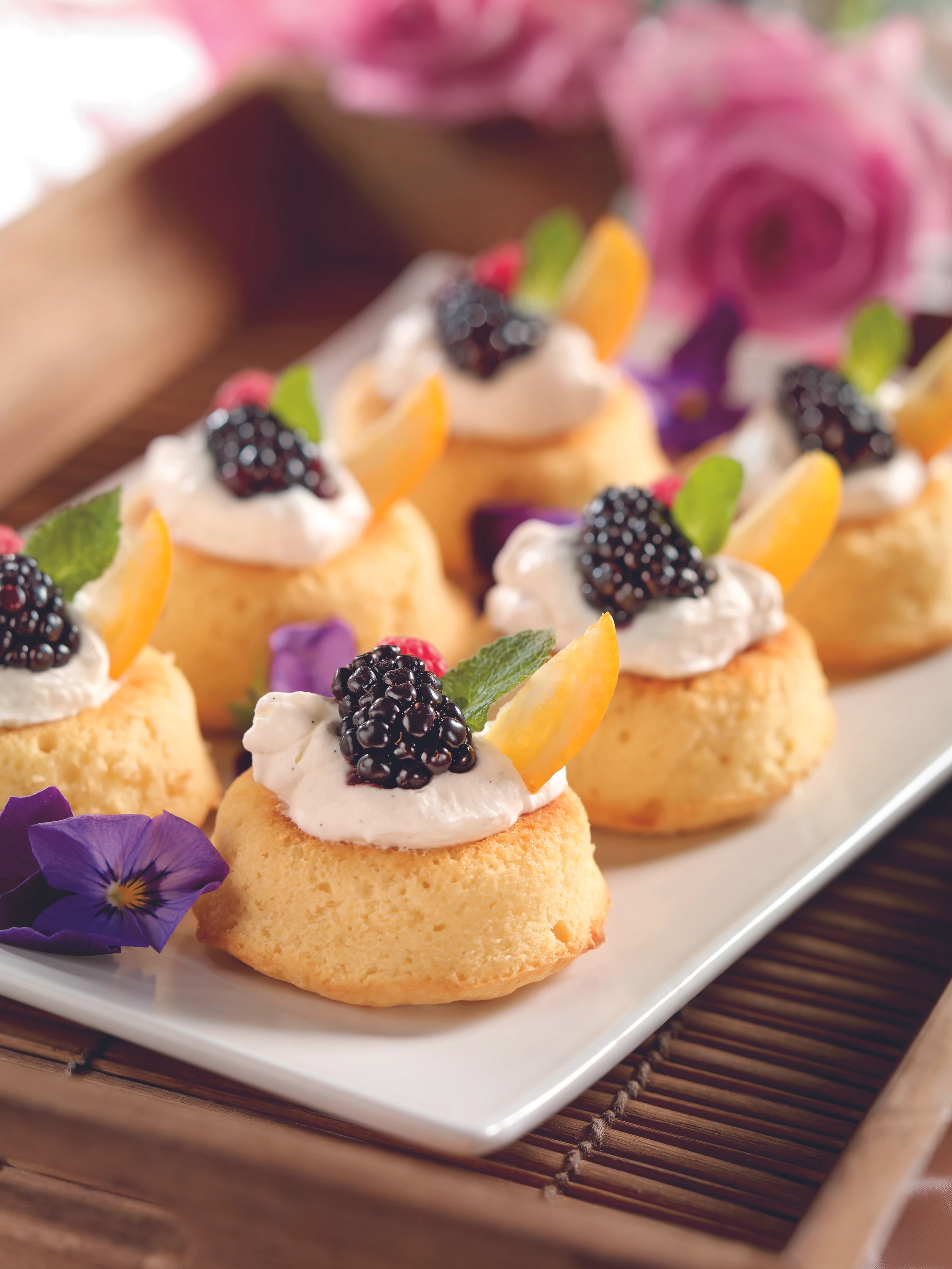 Zitronen-Savarins mit Vanilleobers