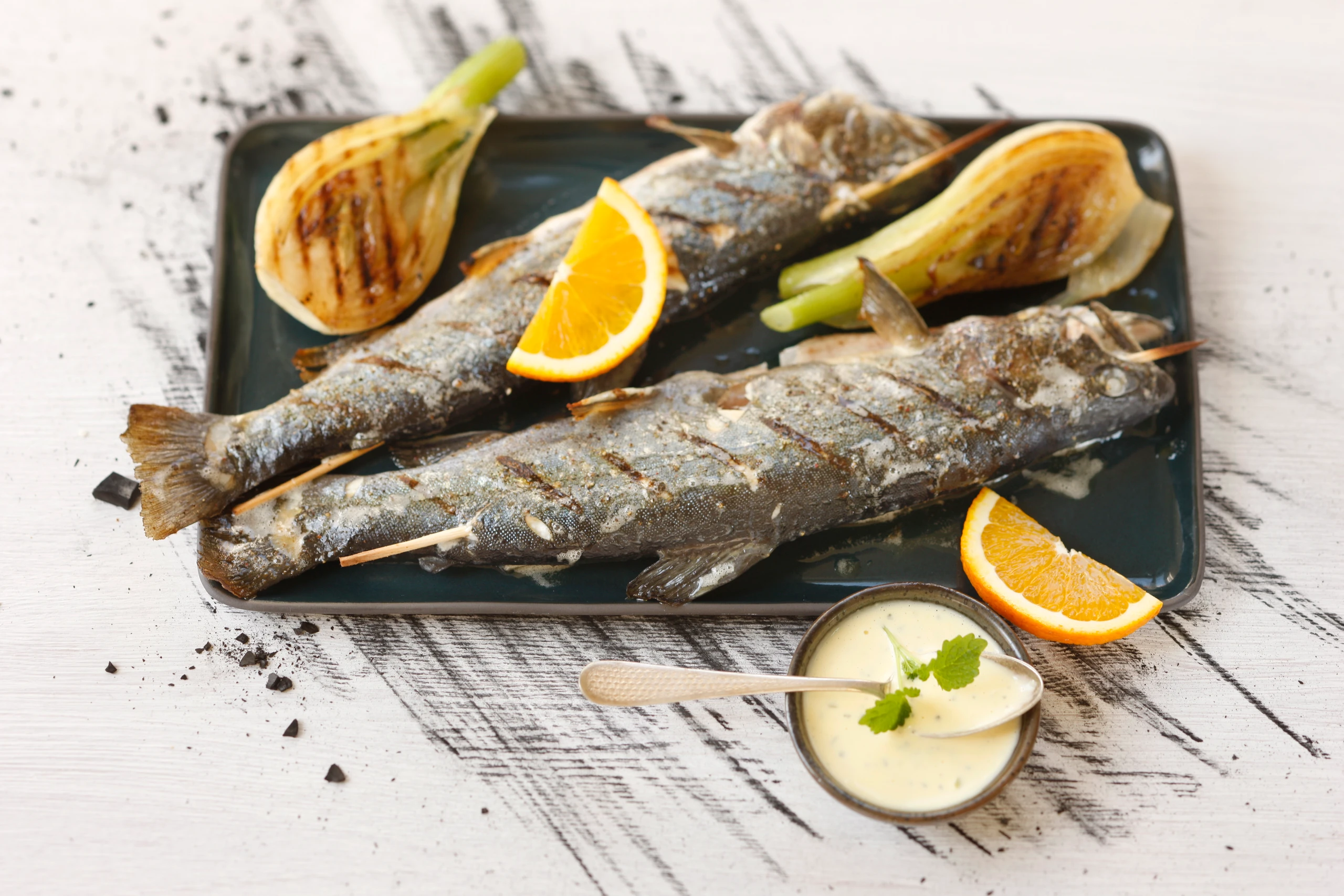 Steckerlfisch vom Saibling mit Grillfenchel und Orangendip