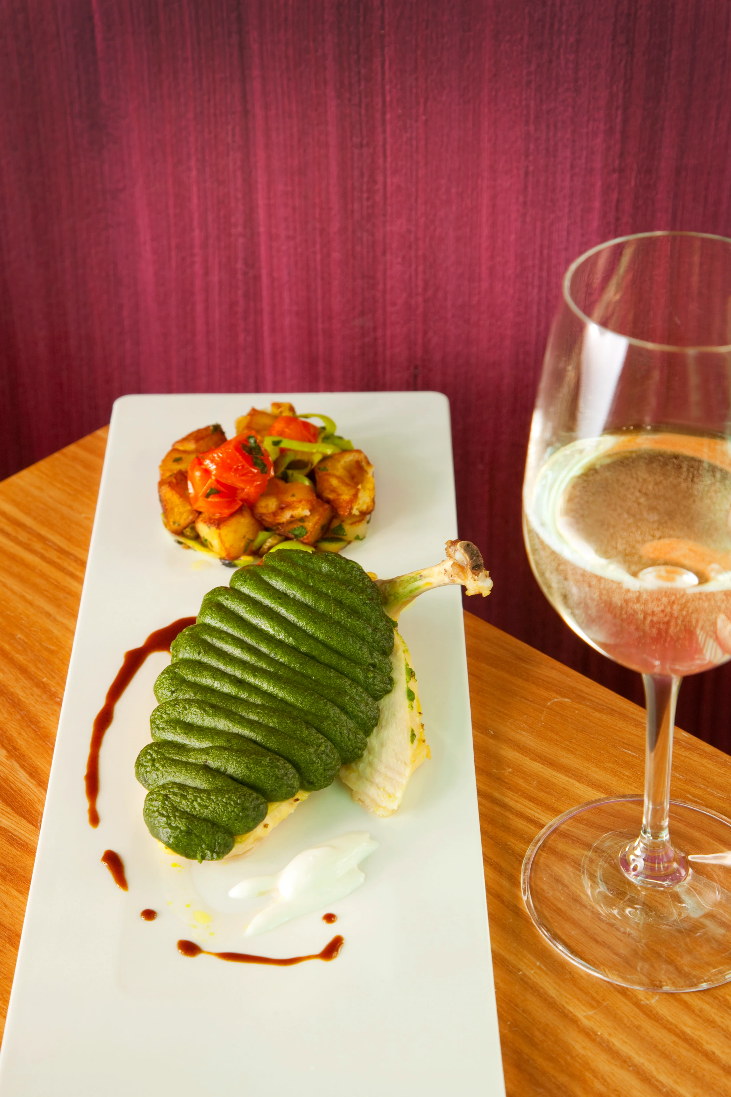 Hendlbrust mit Spinathaube und Erdäpfel-Gemüsegröstl