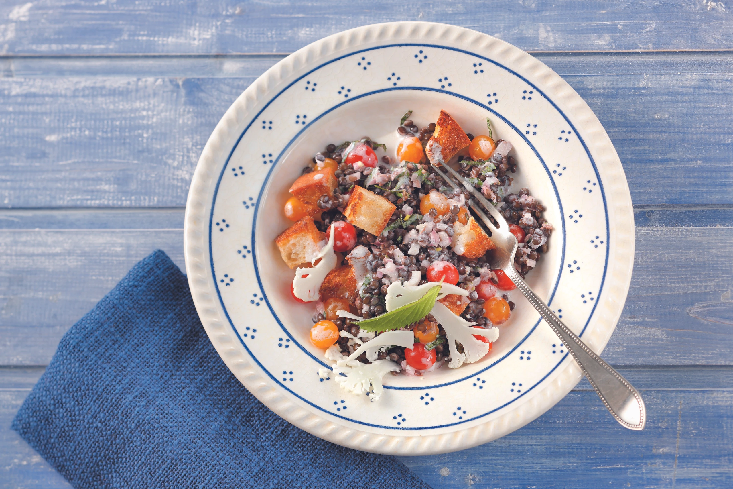 Salat von schwarzen Linsen, Karfiol und Mini-Paradeisern