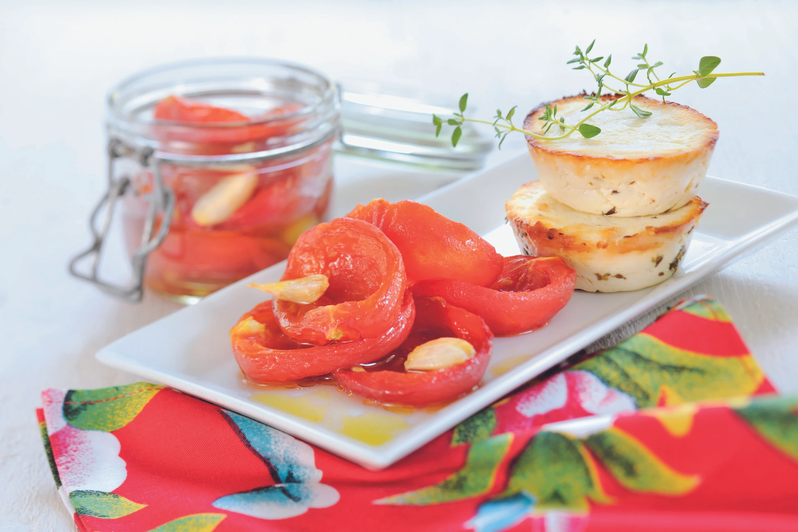 Salat aus Ofen-Paradeisern mit Ricotta-Törtchen