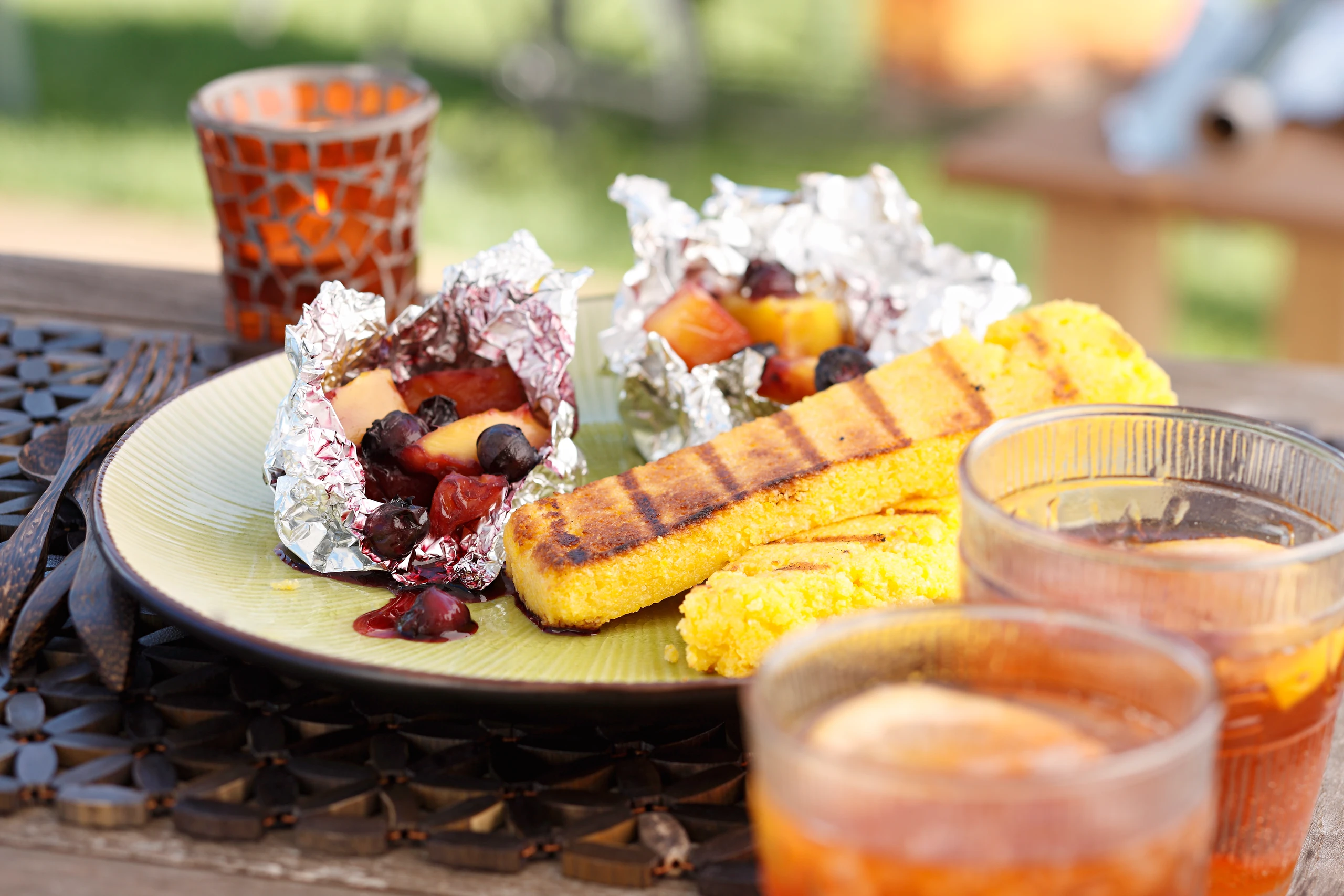 Gegrillte Kokos-Polenta mit Fruchtsalat