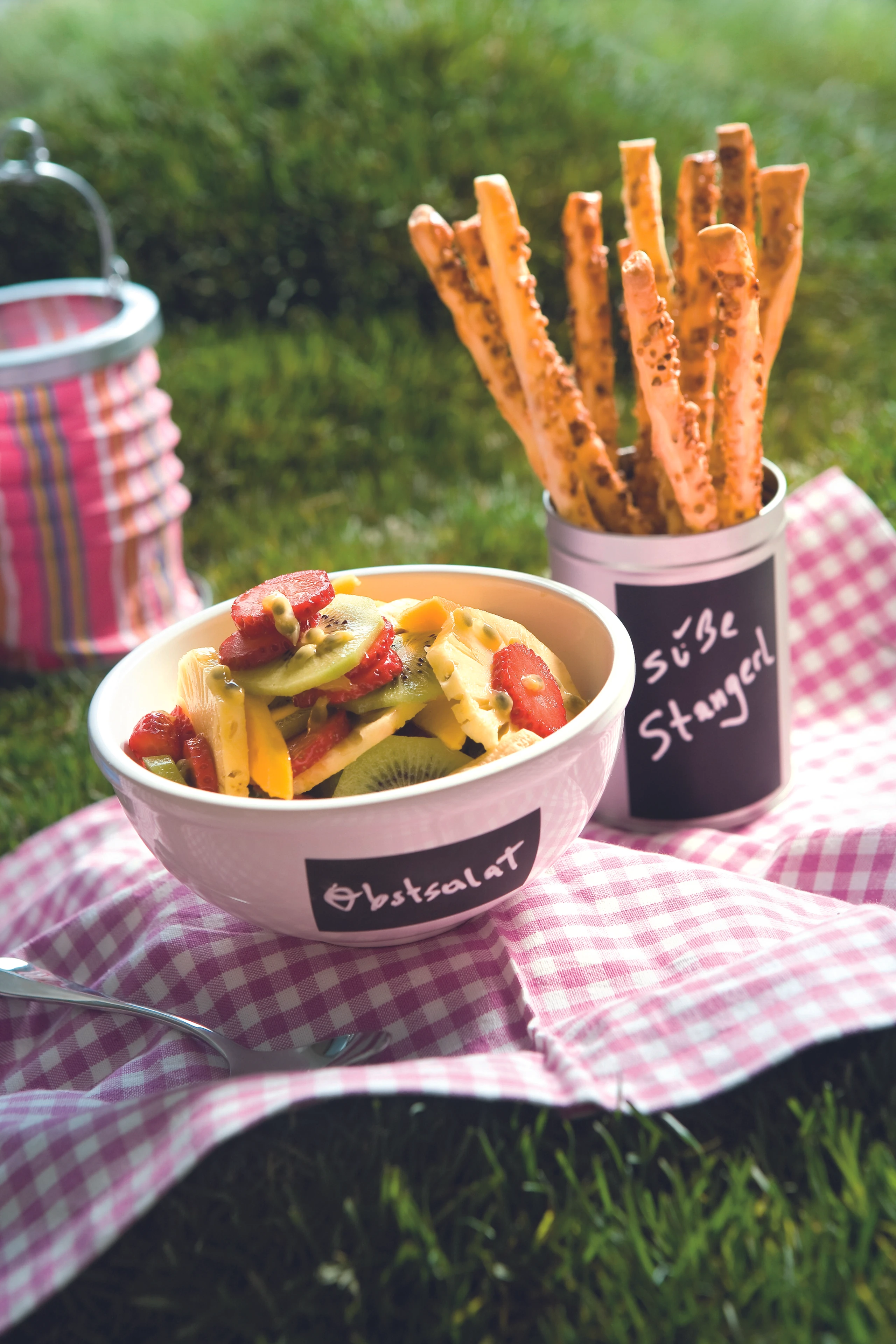 Obstsalat mit süßen Stangerln