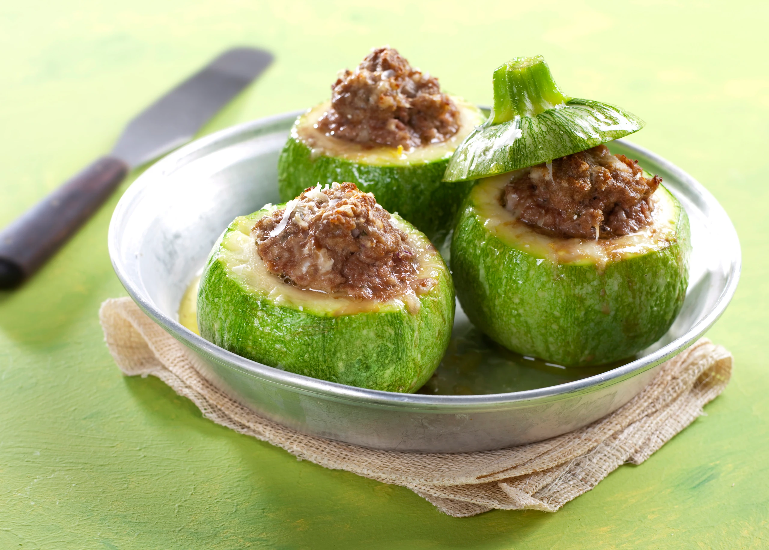 Zucchini mit pikanter Fleischfülle