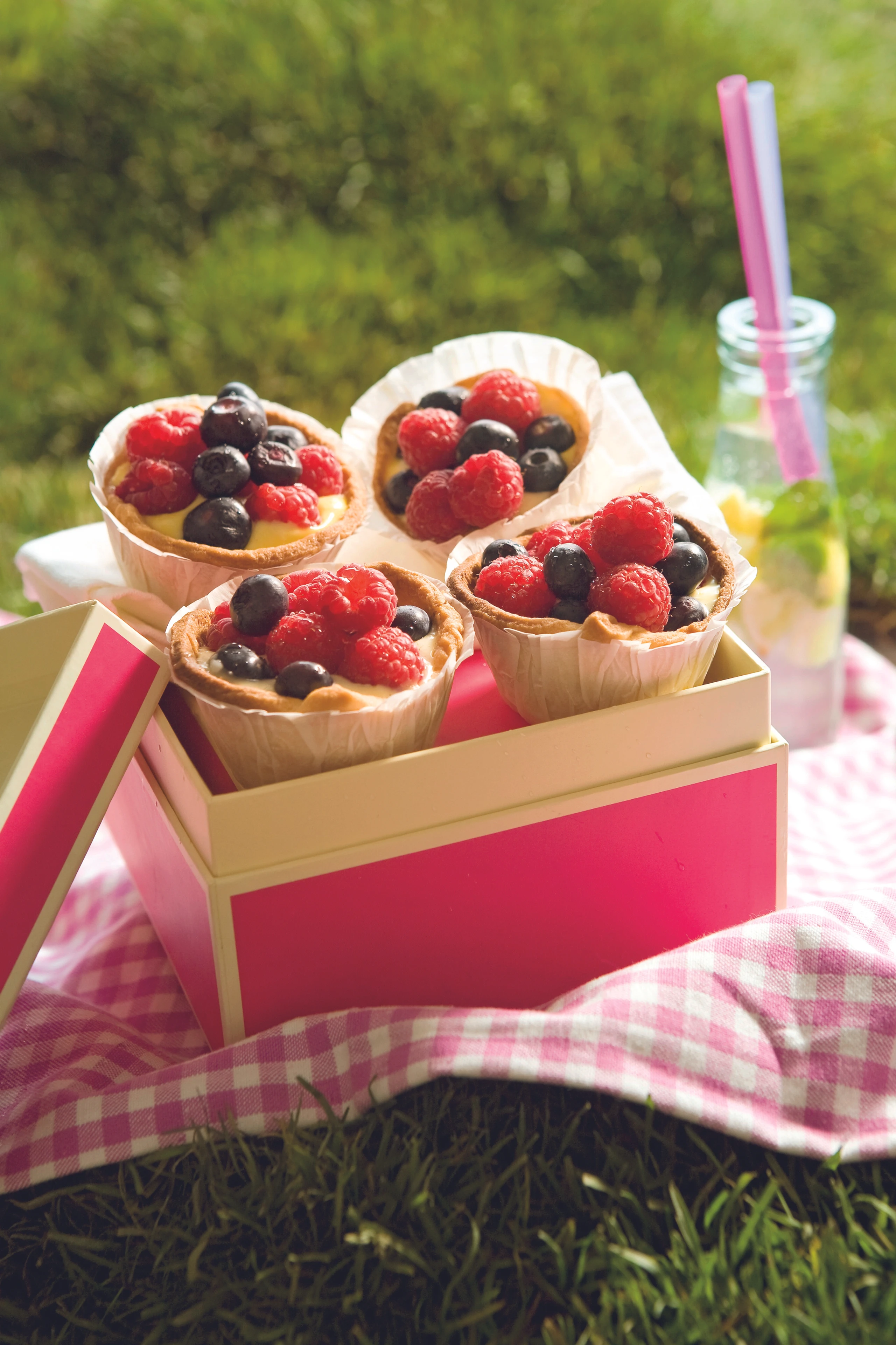 Zitronencreme-Törtchen mit Beeren