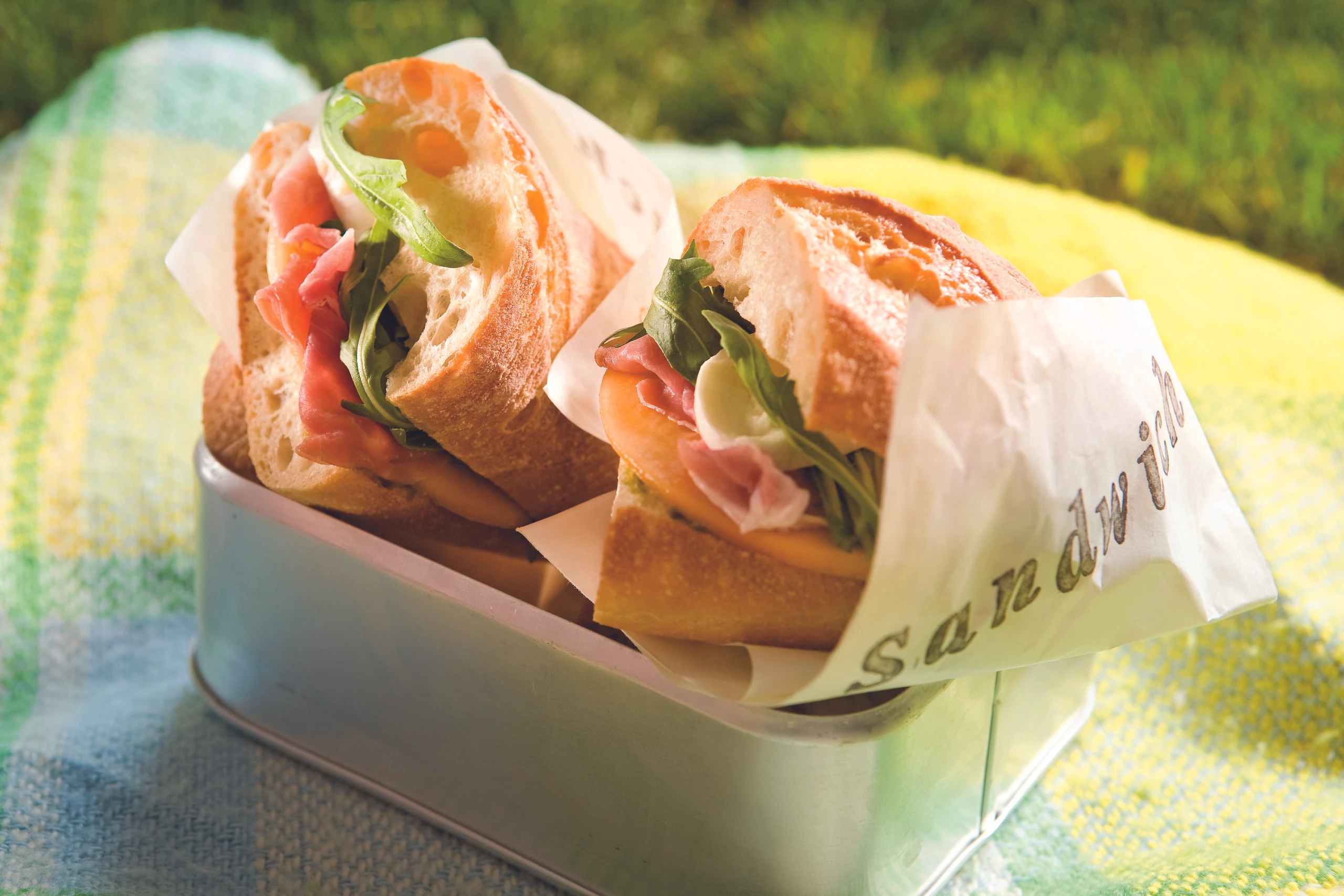 Sandwich mit Prosciutto, Melone und Rucola