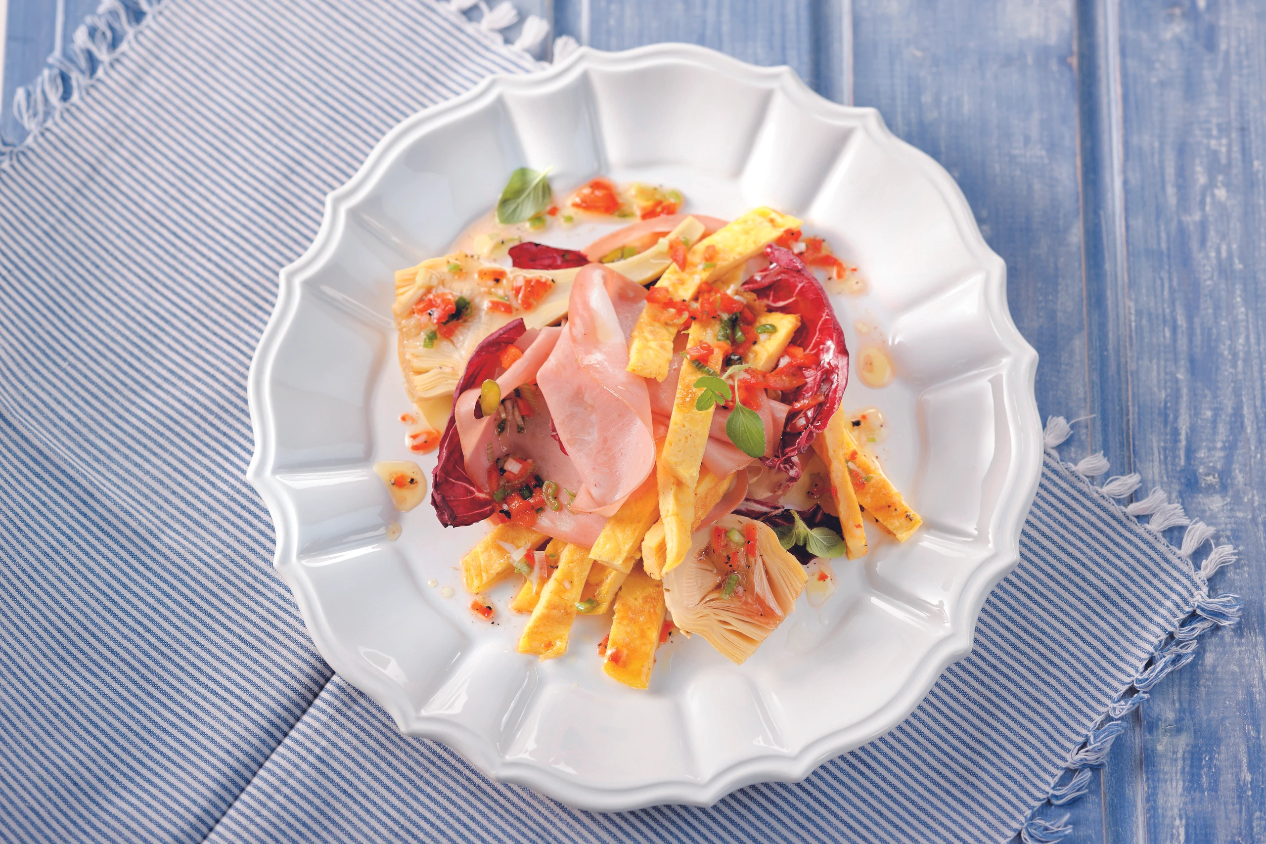 Salat mit Omelette Streifen, Radicchio und Mortadella