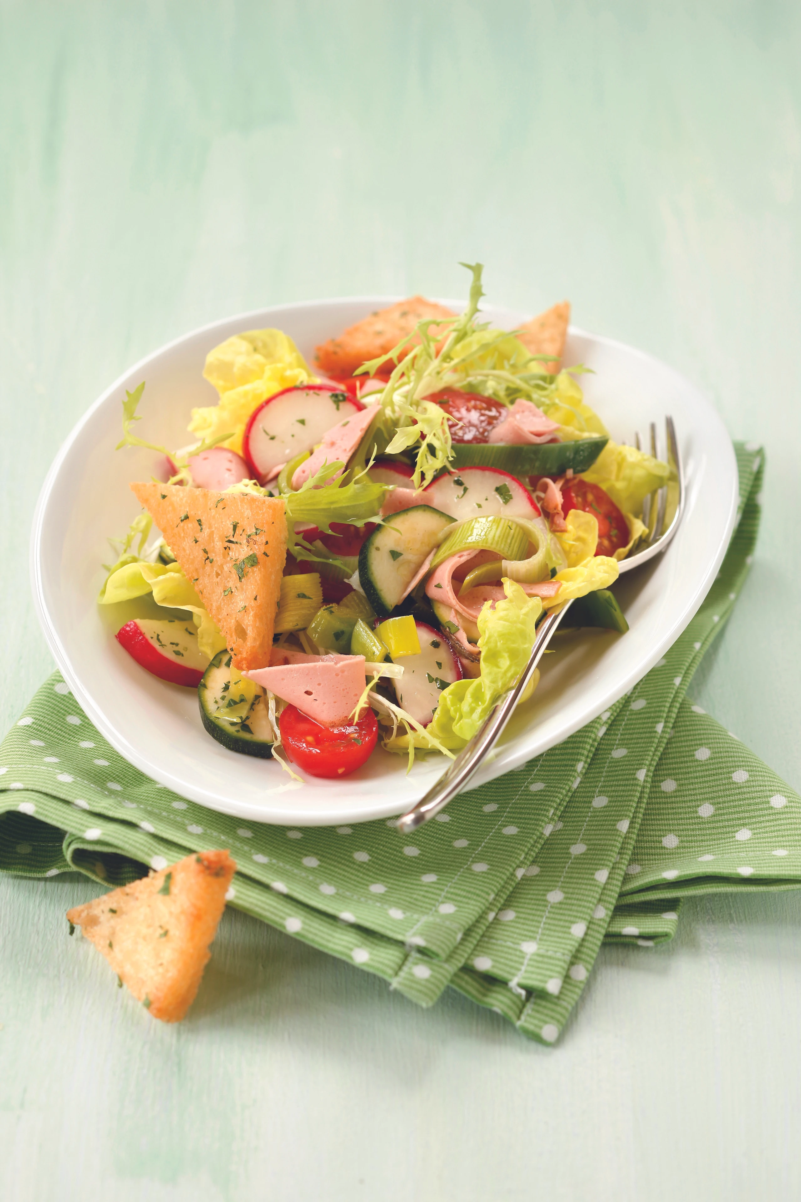 Frühlingssalat mit Leberkäse