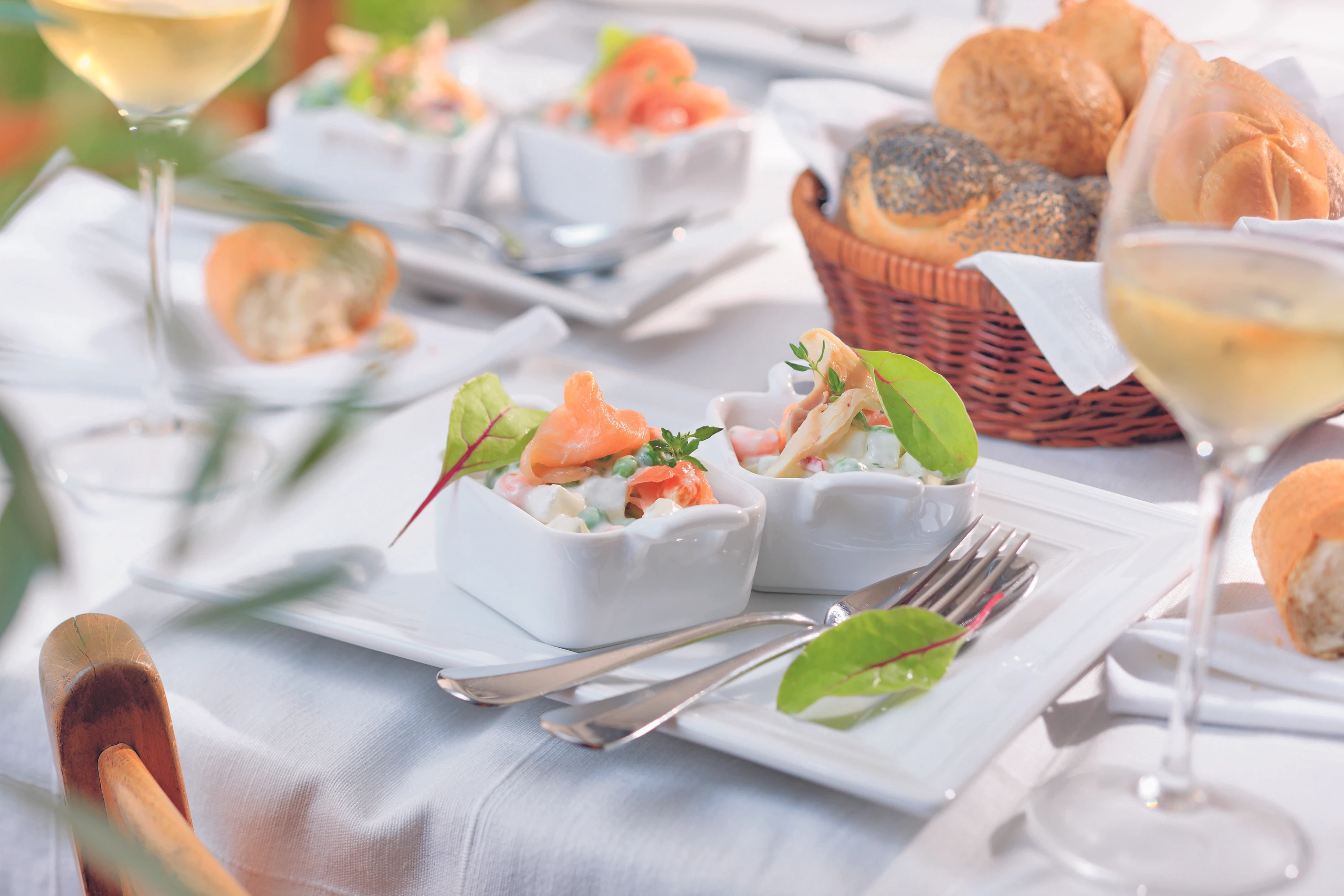 Gabelbissen mit Räucherfisch und Rucola