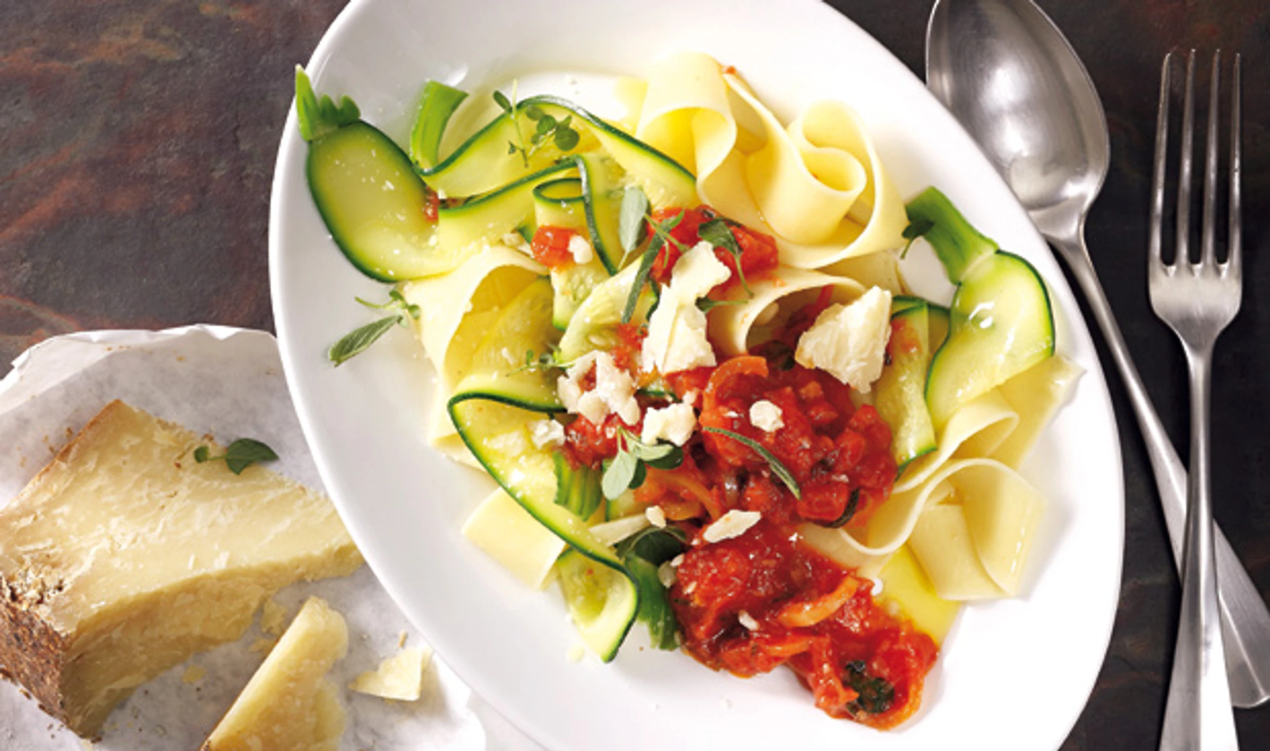 Zucchini-Pappardelle mit Paradeissauce