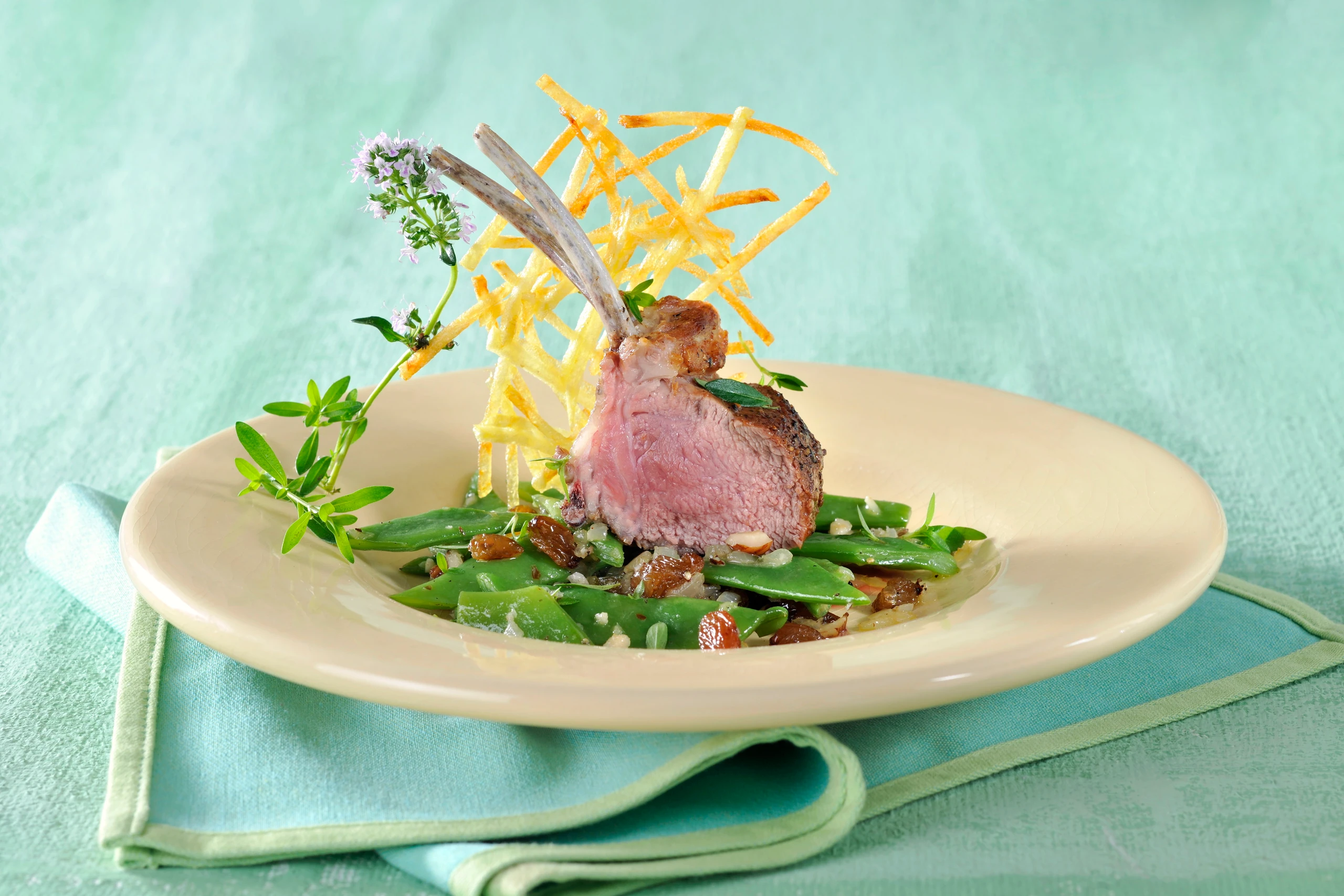 Breite Fisolen mit Walnüssen, Lammkrone und Erdäpfelgitter