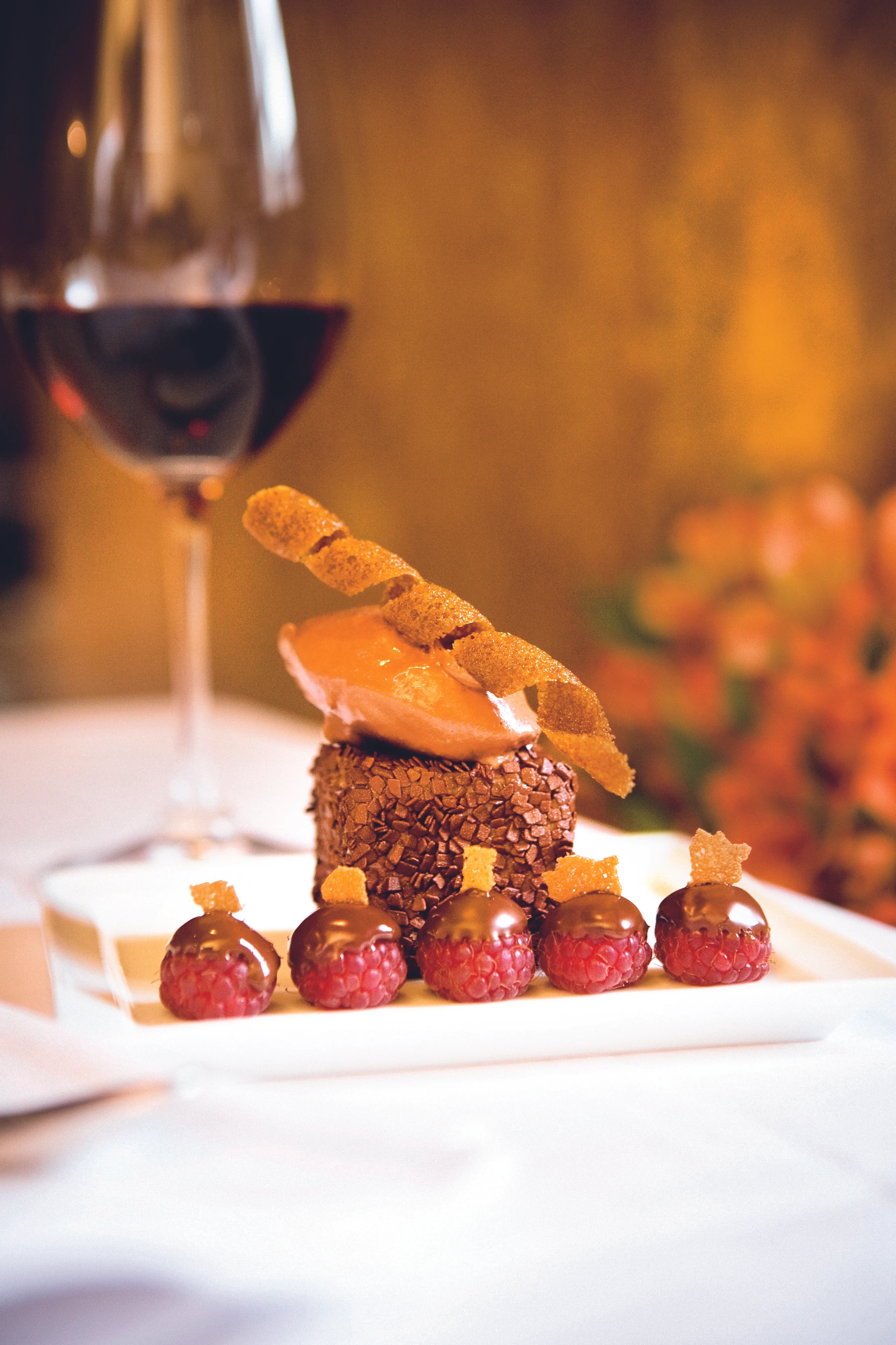 Schokowürfel mit Himbeeren und Hippen