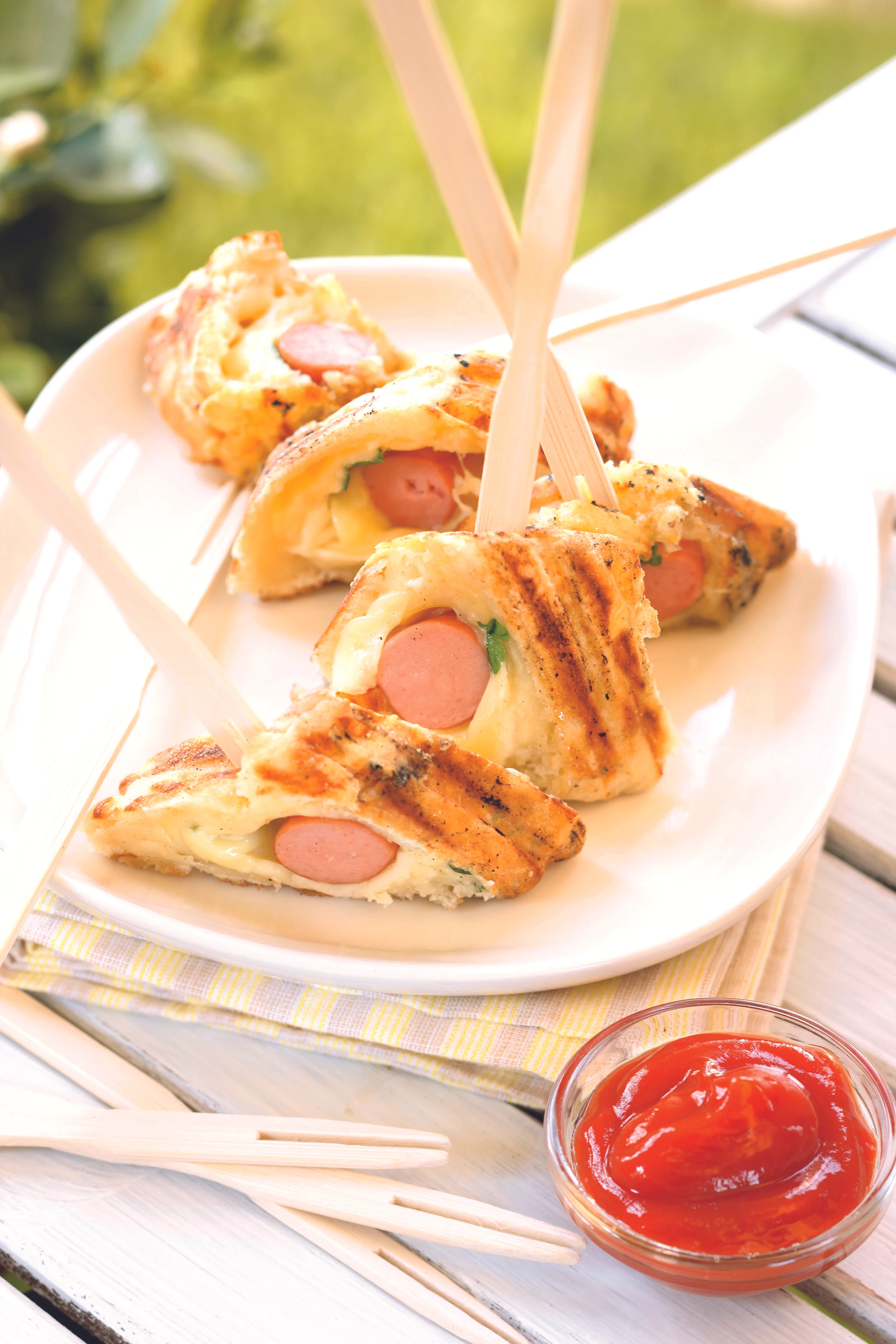 Wurst & Käse im Kräuterteig