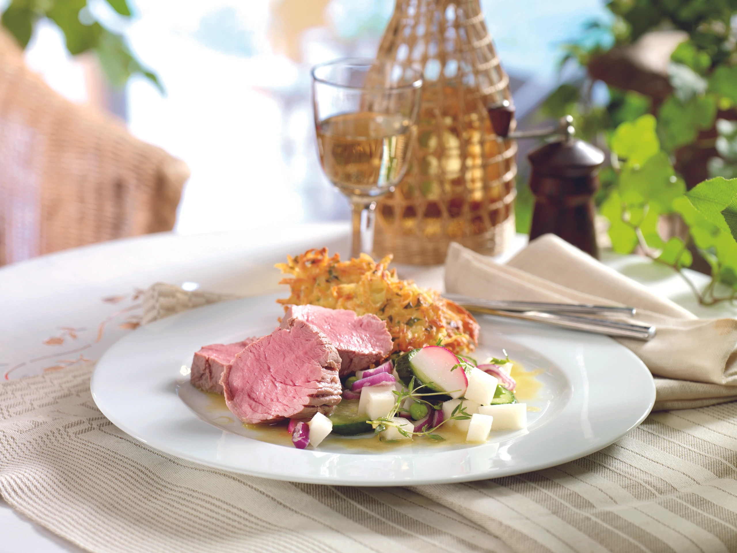 Pochiertes Kalbsfilet mit Erdäpfel Puffer und Sommer Gemüse