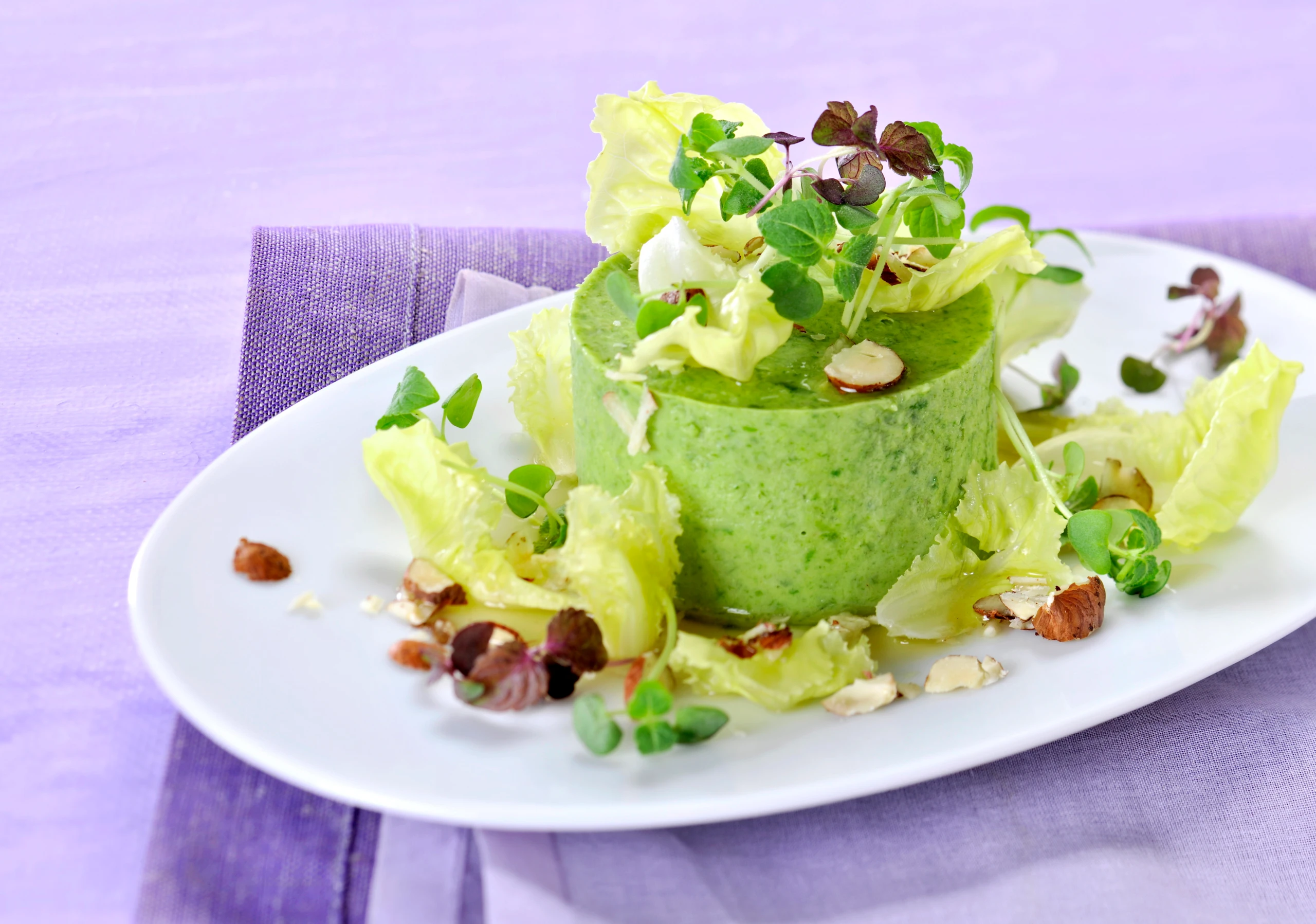 Salatmousse mit Salatherzen und Haselnüssen