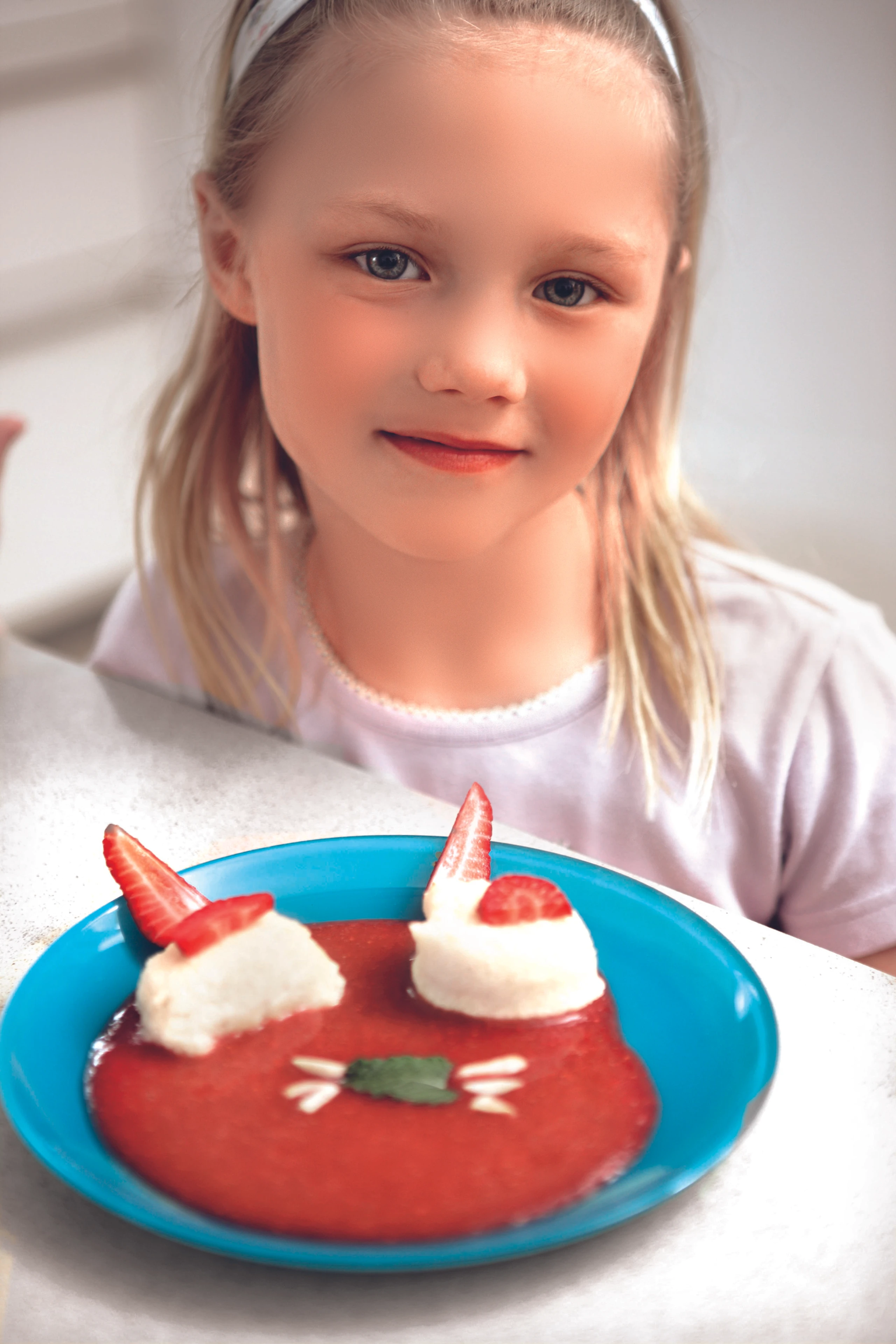 Topfen-Wölkchen mit Erdbeer-Sauce
