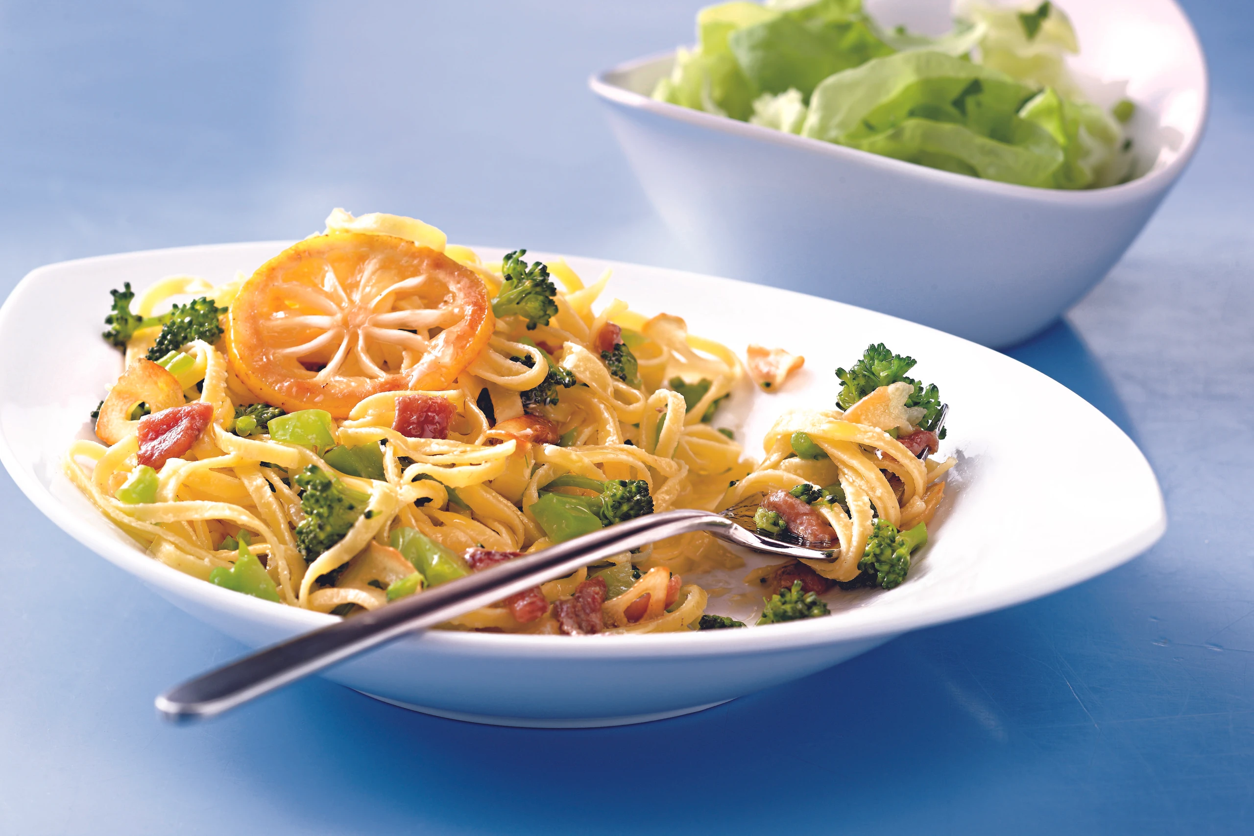 Brokkolinudeln mit Sardellen und Zitronen