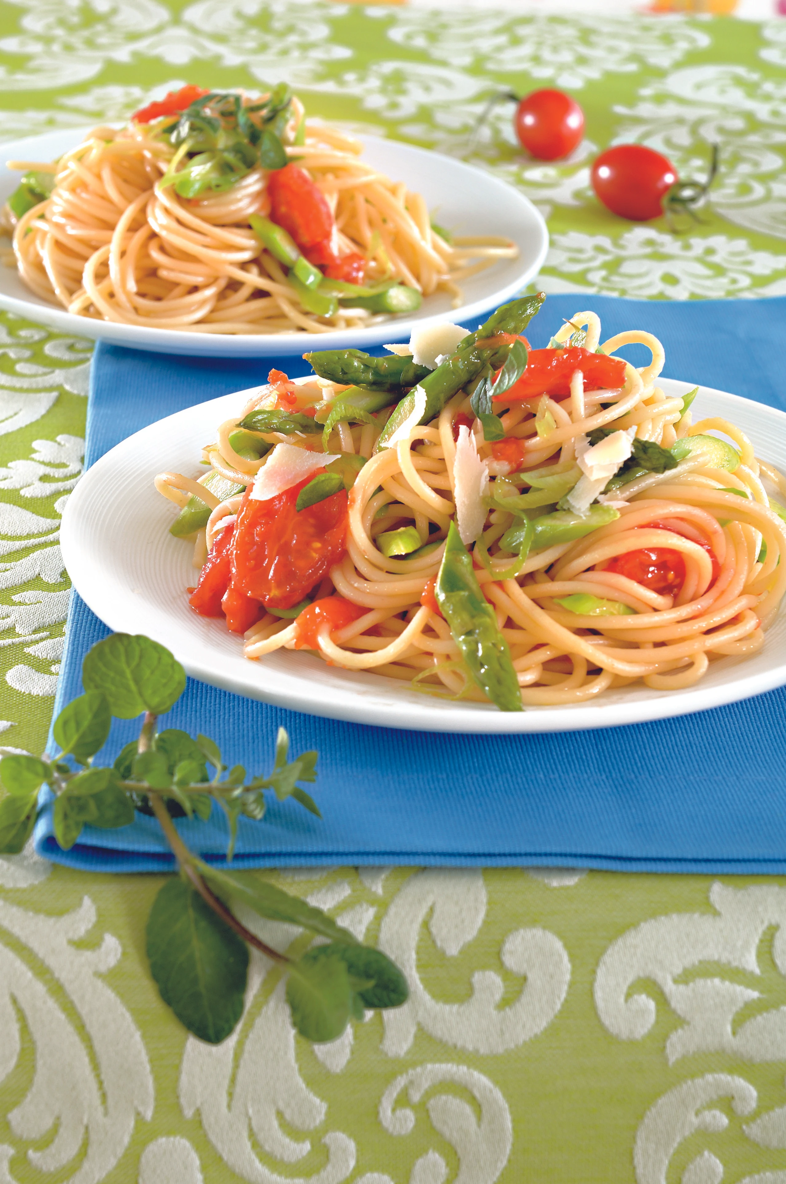 Spaghetti mit Spargel, jungem Knoblauch und Kräutern