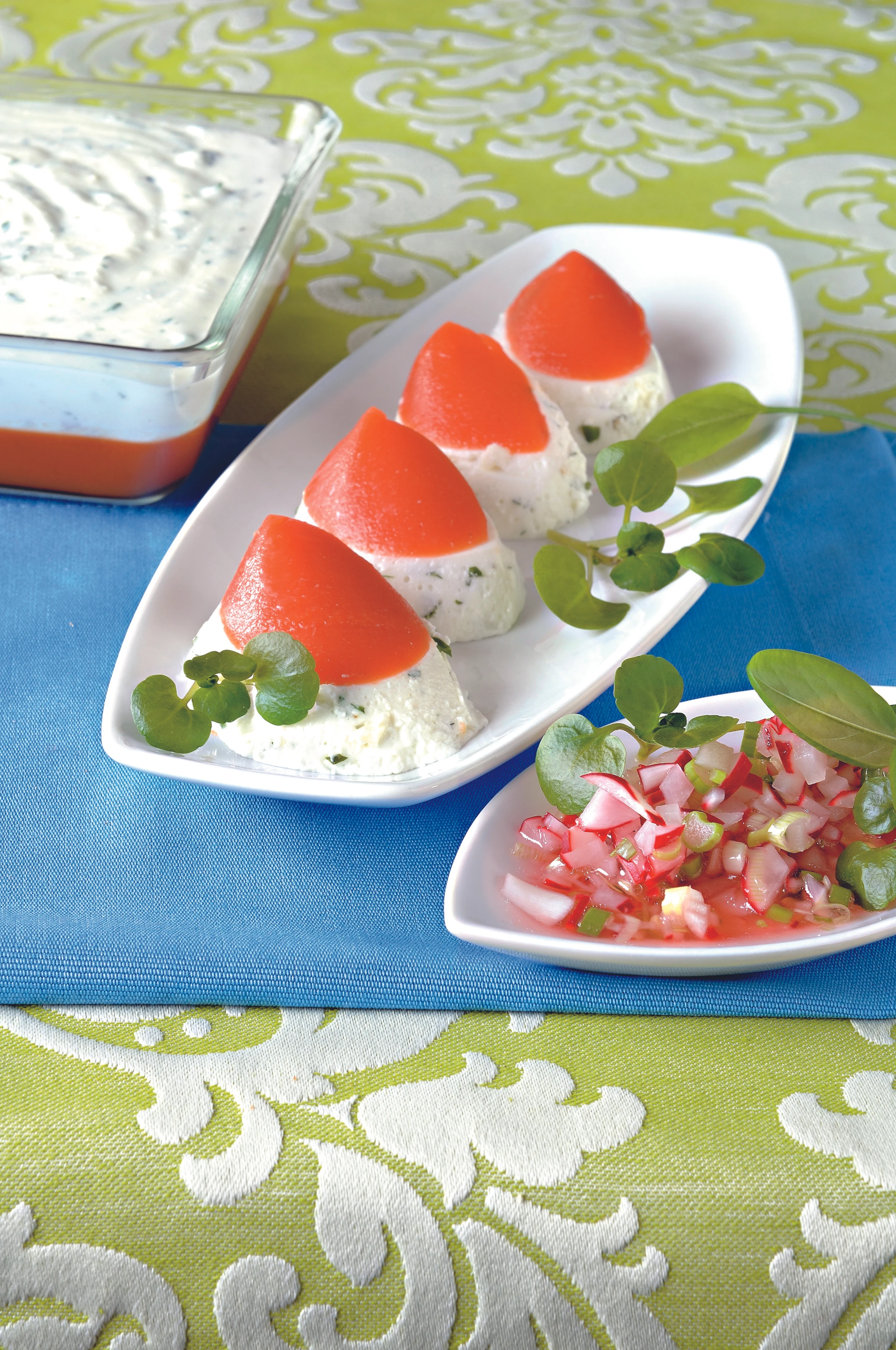 Kresse und Sauerampfer mit Radieschen-Salsa