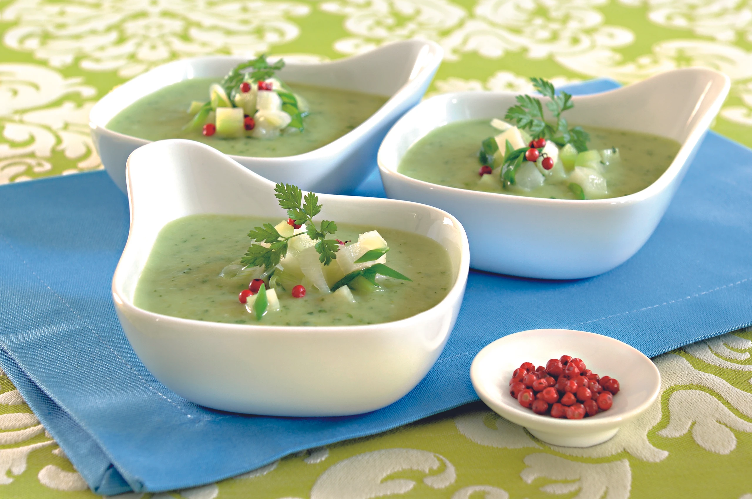 Kohlrabi-Jungzwiebel-Suppe mit Kerbel