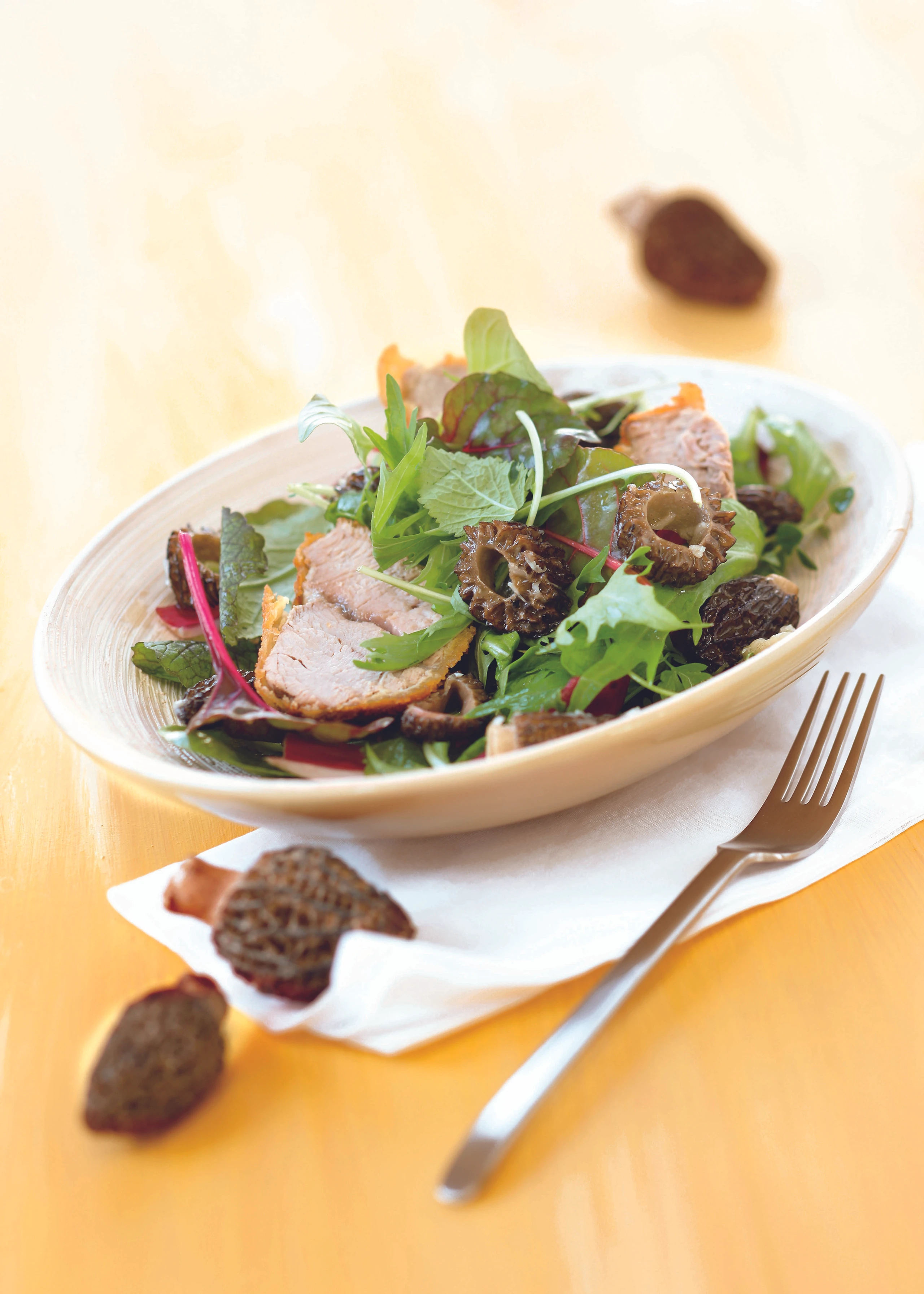 Gebackene Kalbsvögerl mit Morcheln und Frühlingssalat