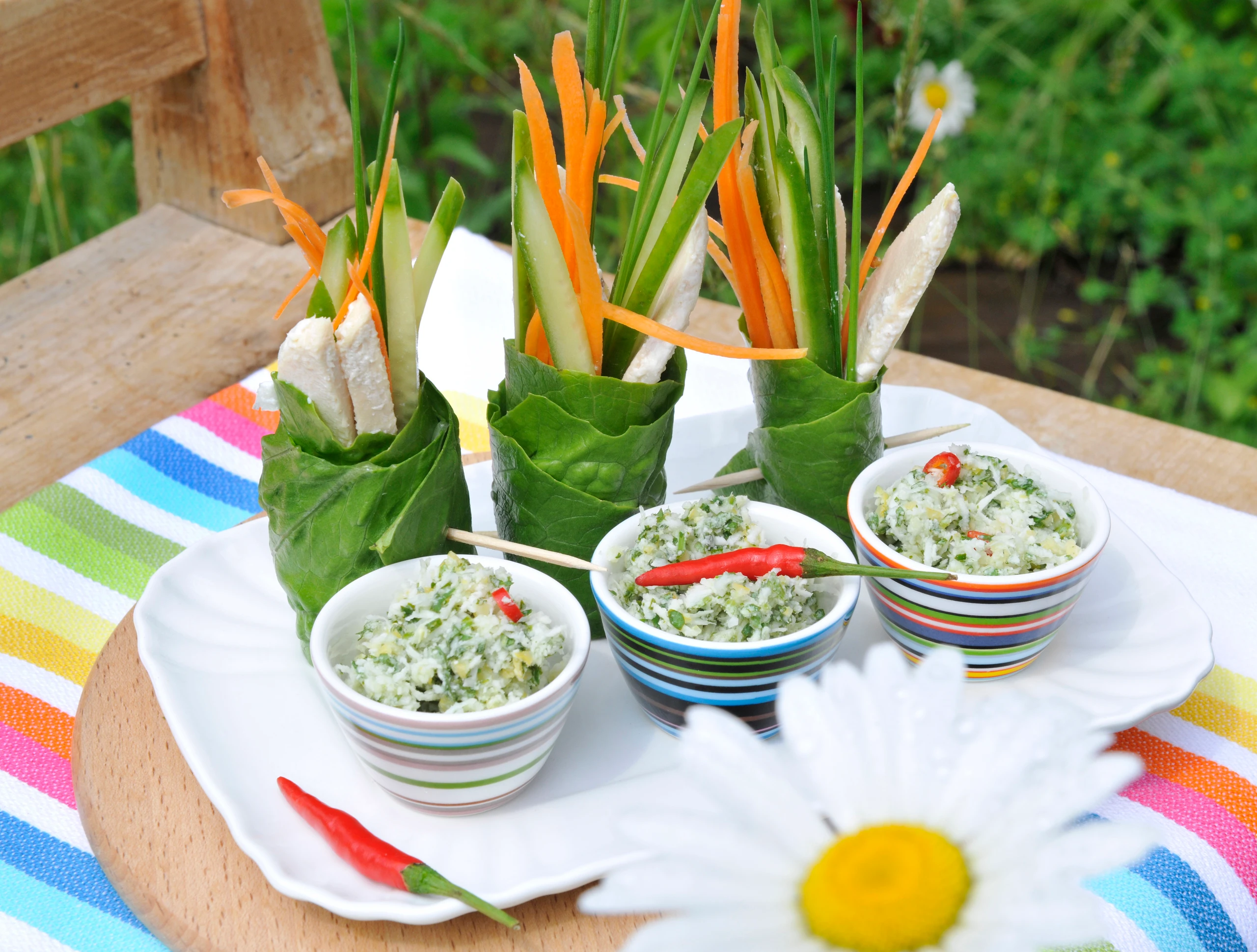Salatröllchen mit Zitronen-Ingwer-Huhn und Kokos-Relish