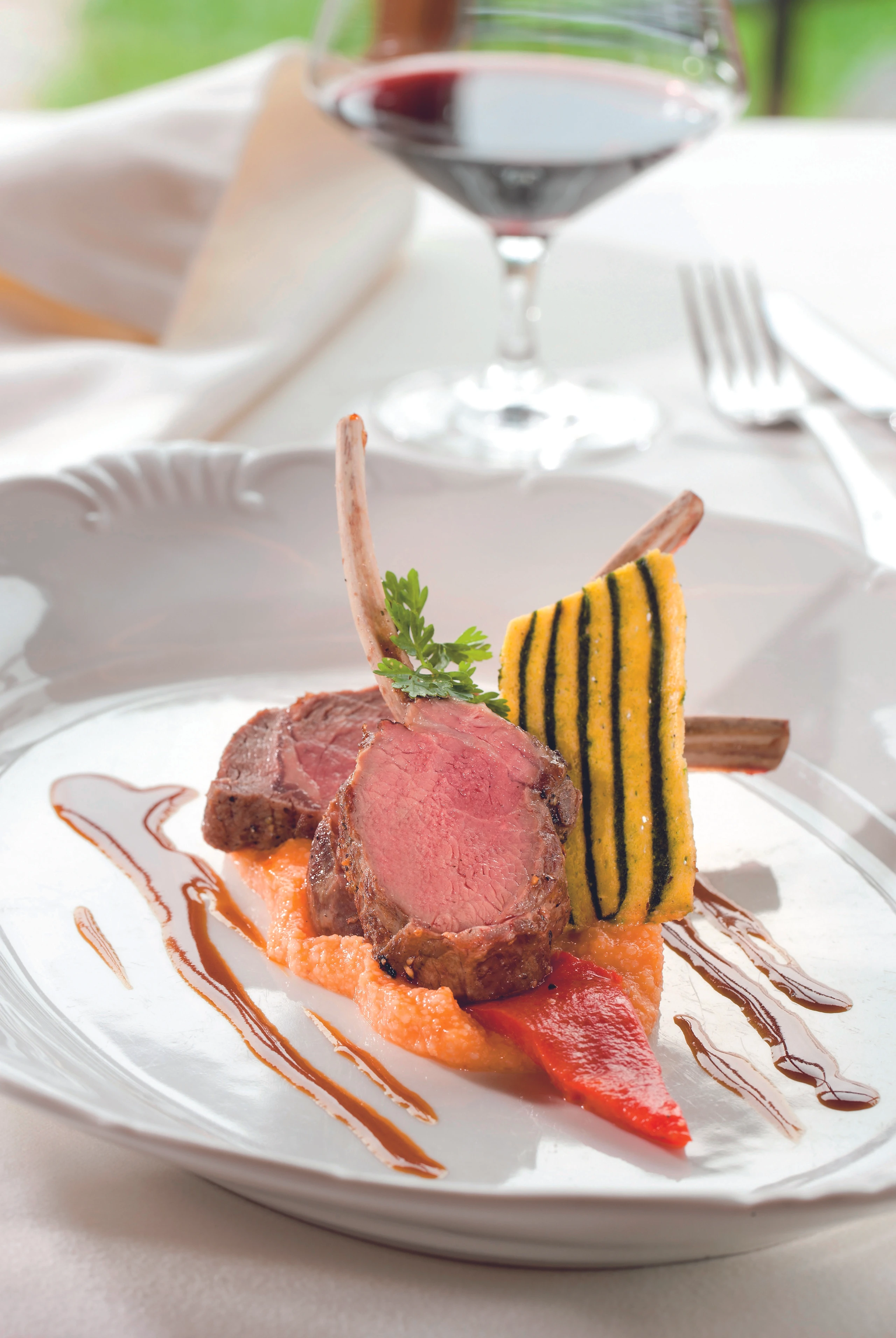 Lamm auf Paprikapolenta mit Spinat-Biskuit