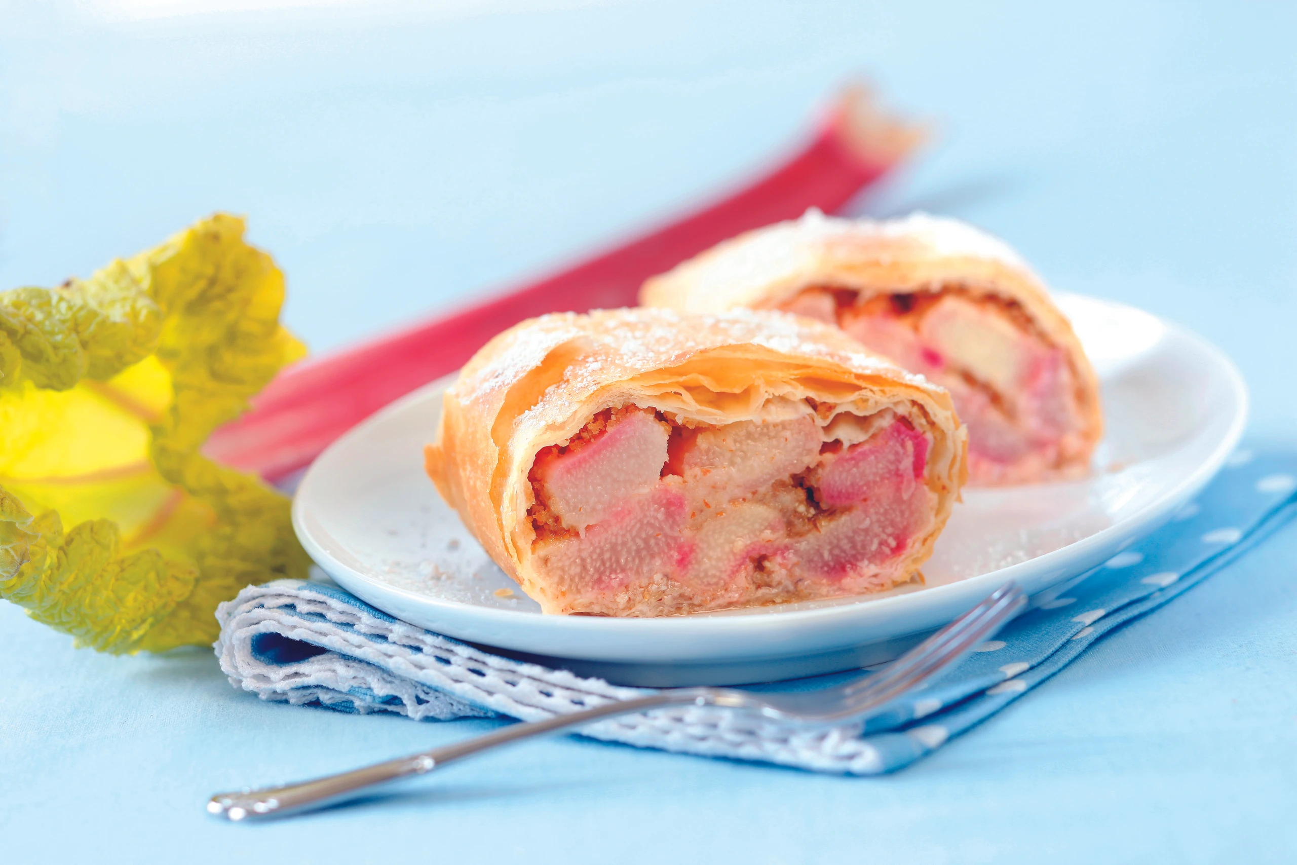 Rhabarberstrudel mit Mandeln und Marzipan