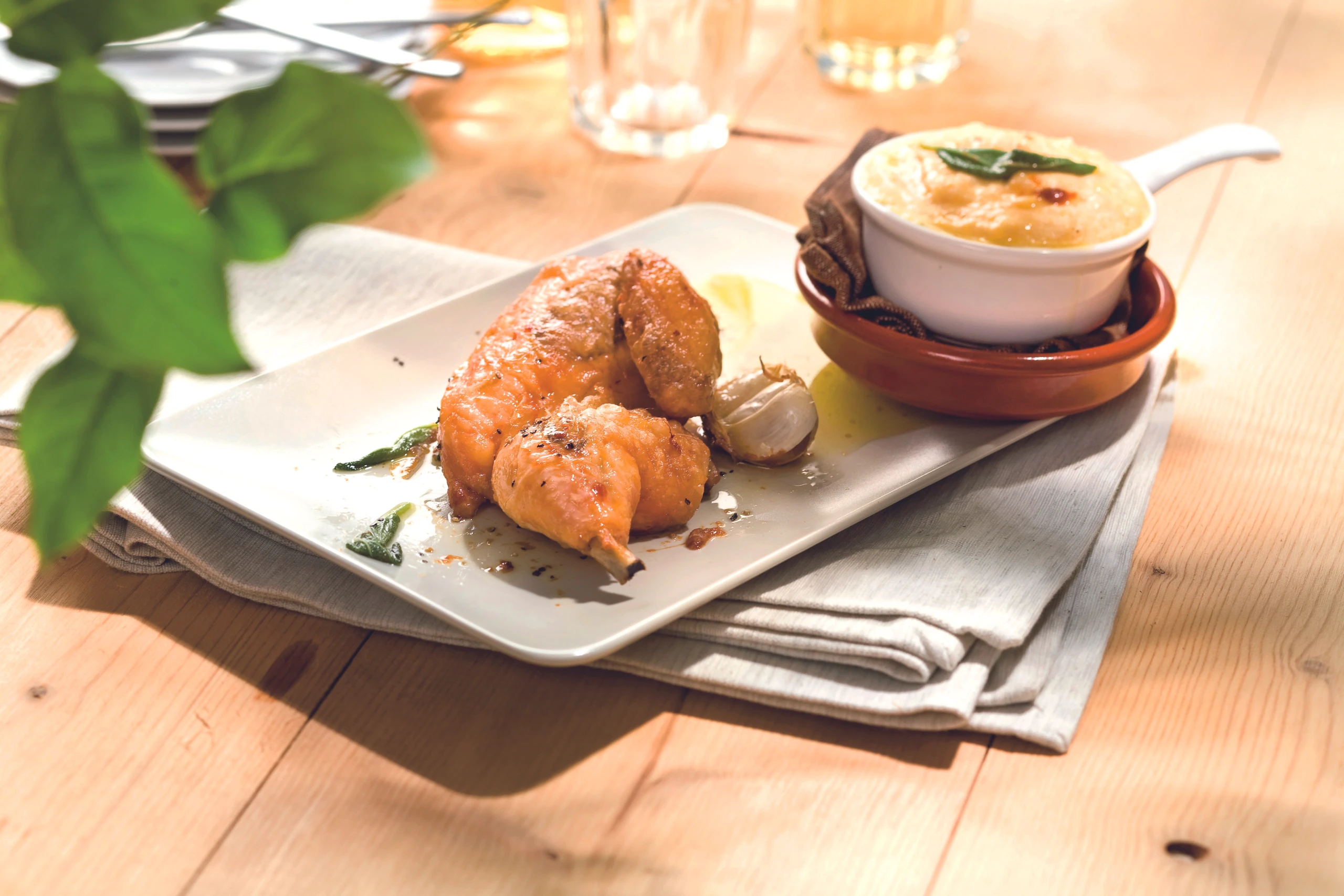 Salbeihuhn mit cremiger Selleriepolenta