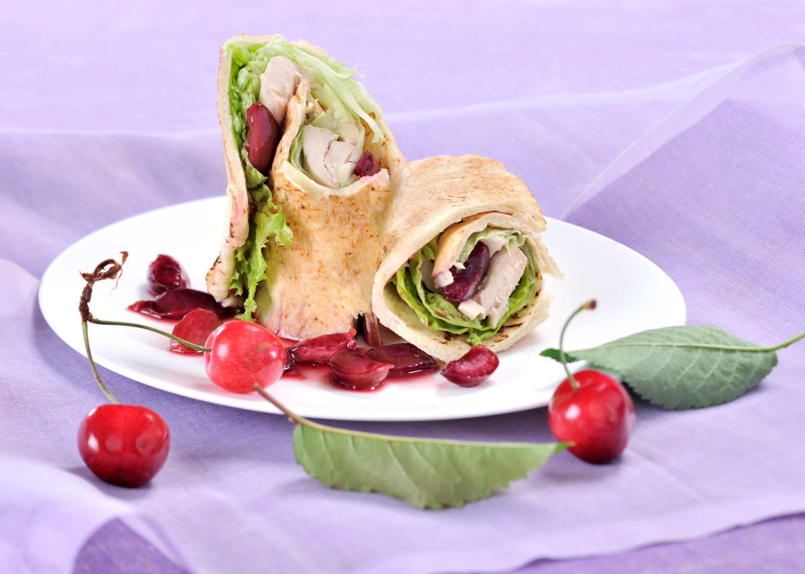 Salat-Wraps mit Huhn und Kirschen-Salsa