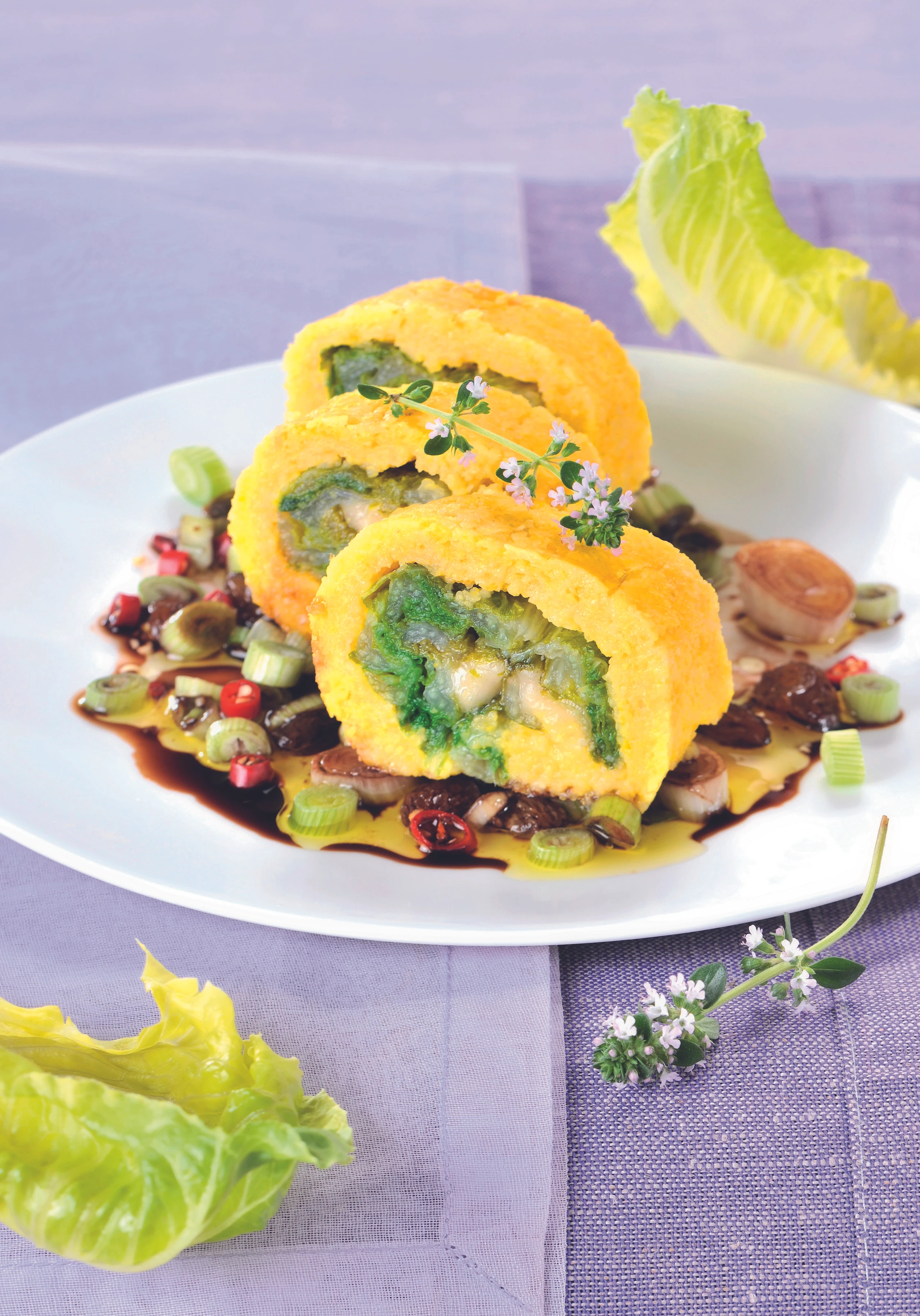 Kochsalatroulade mit Polenta und Rosinen-Chili-Marinade