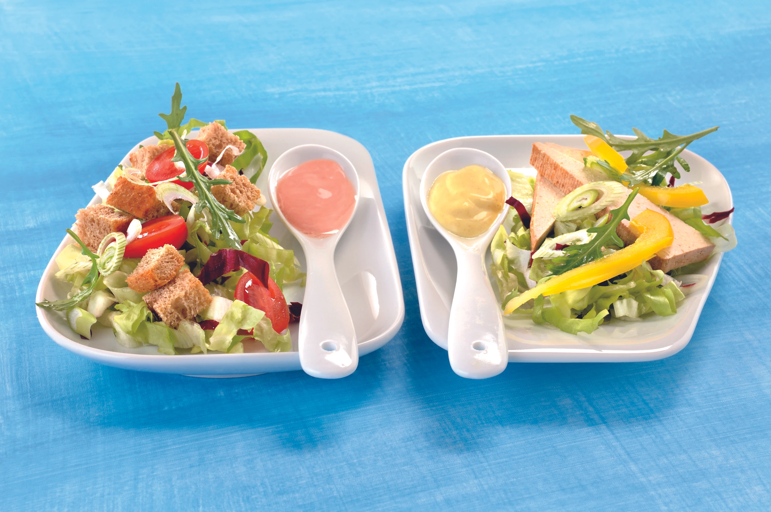 Salat mit Croûtons und cremigem Paradeisdressing