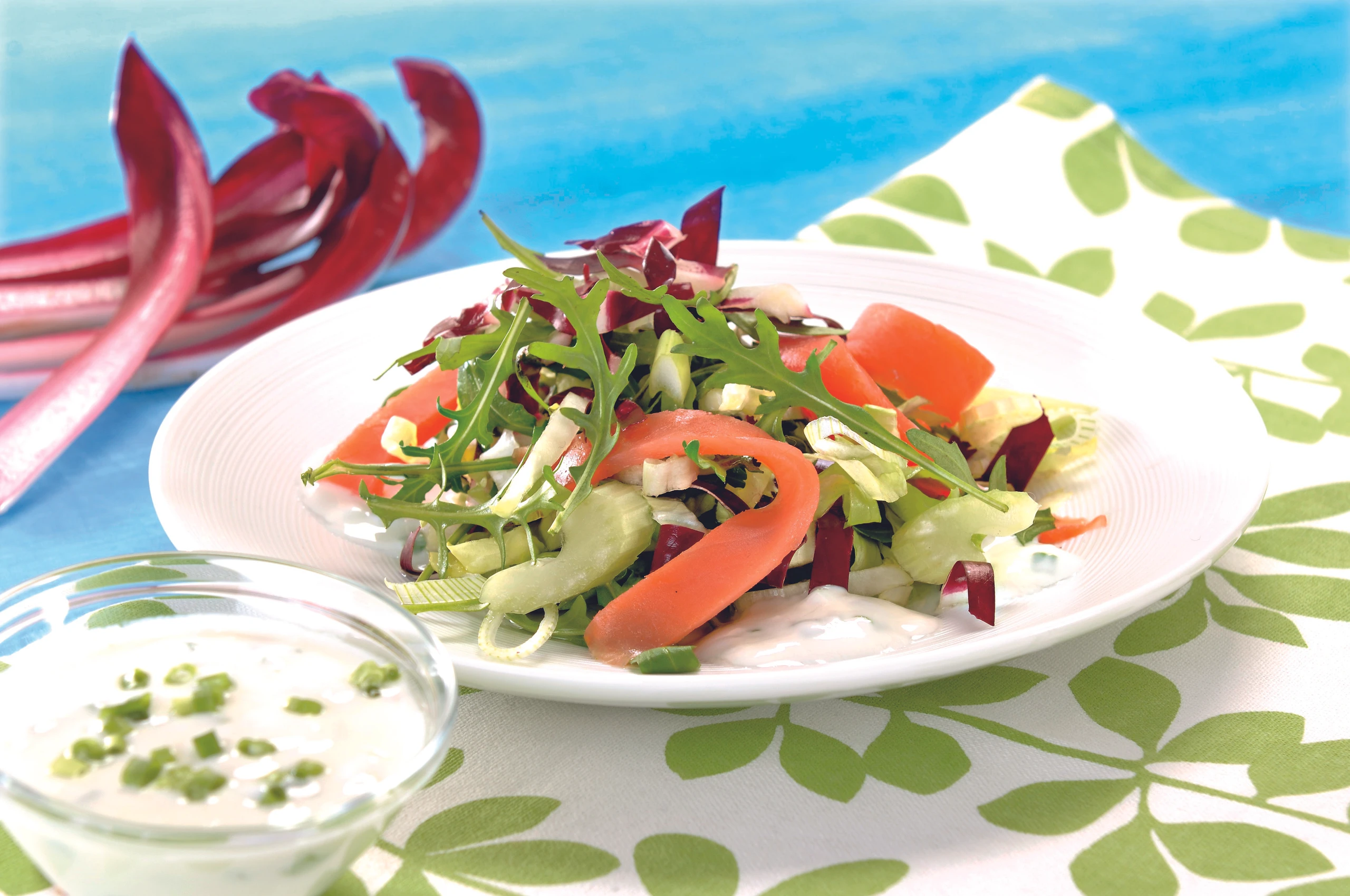 Salat mit Räucherlachs und Schnittlauch Dressing
