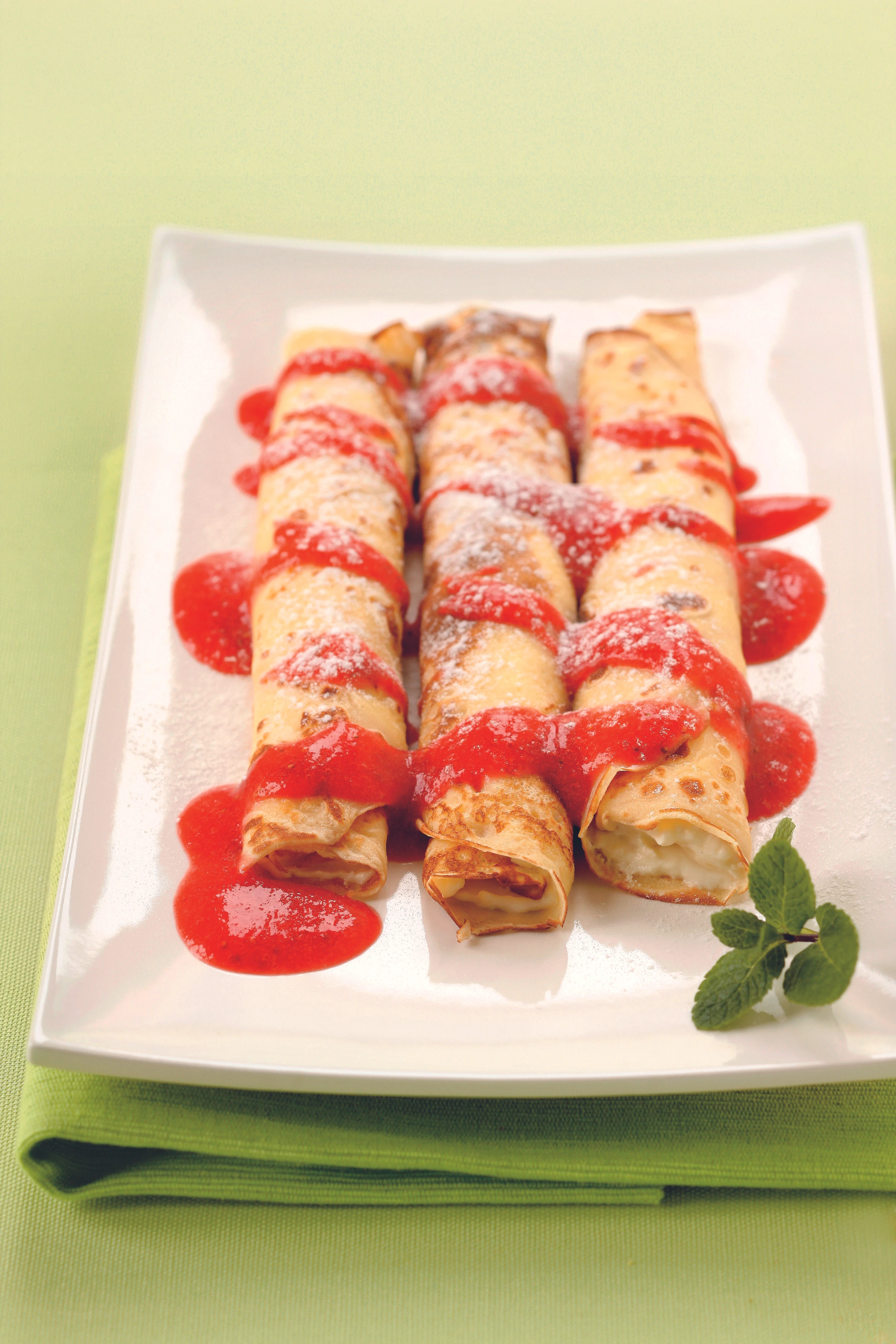 Topfenpalatschinken mit frischer Erdbeersauce