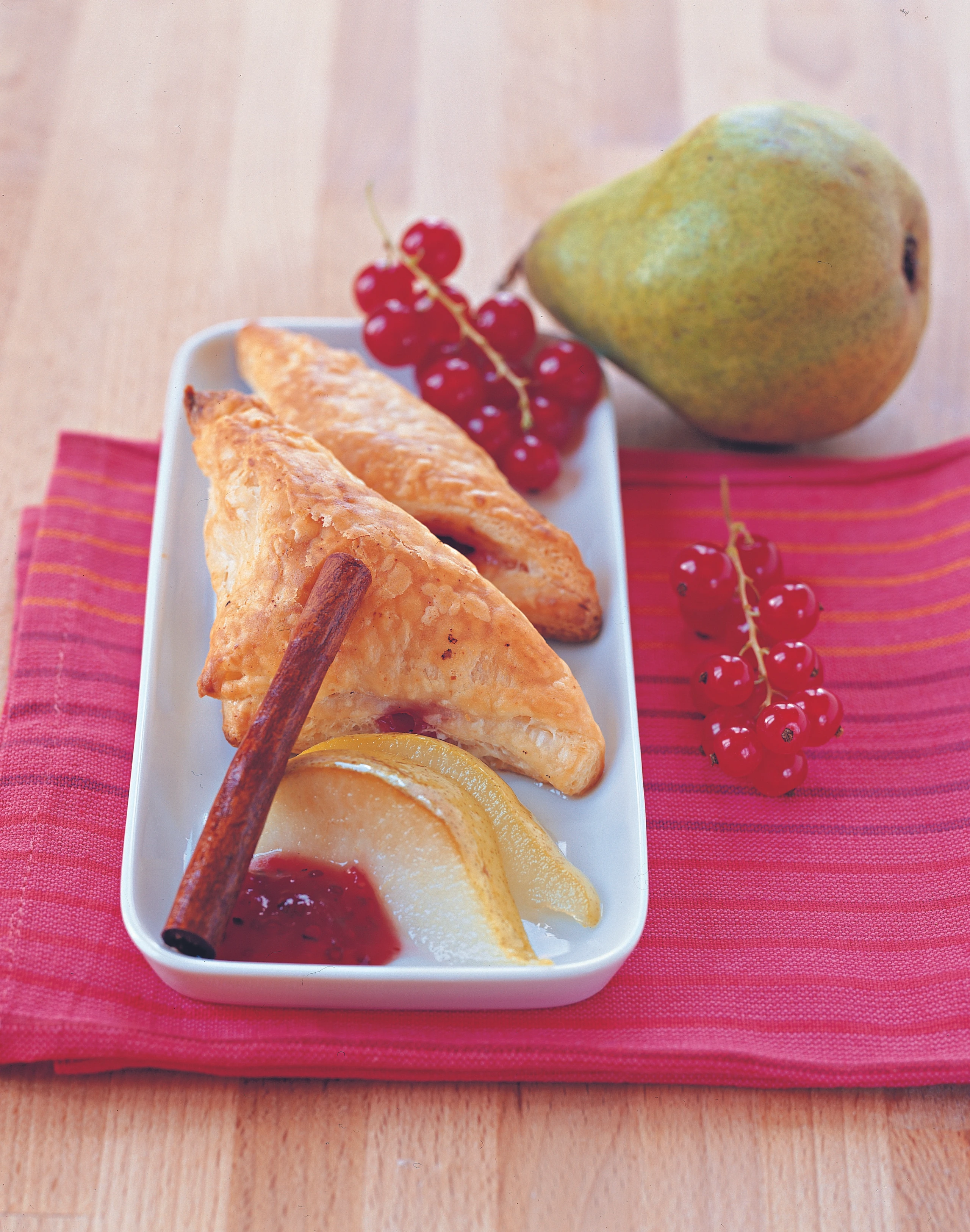 Ribiseltascherl mit Birnenkompott