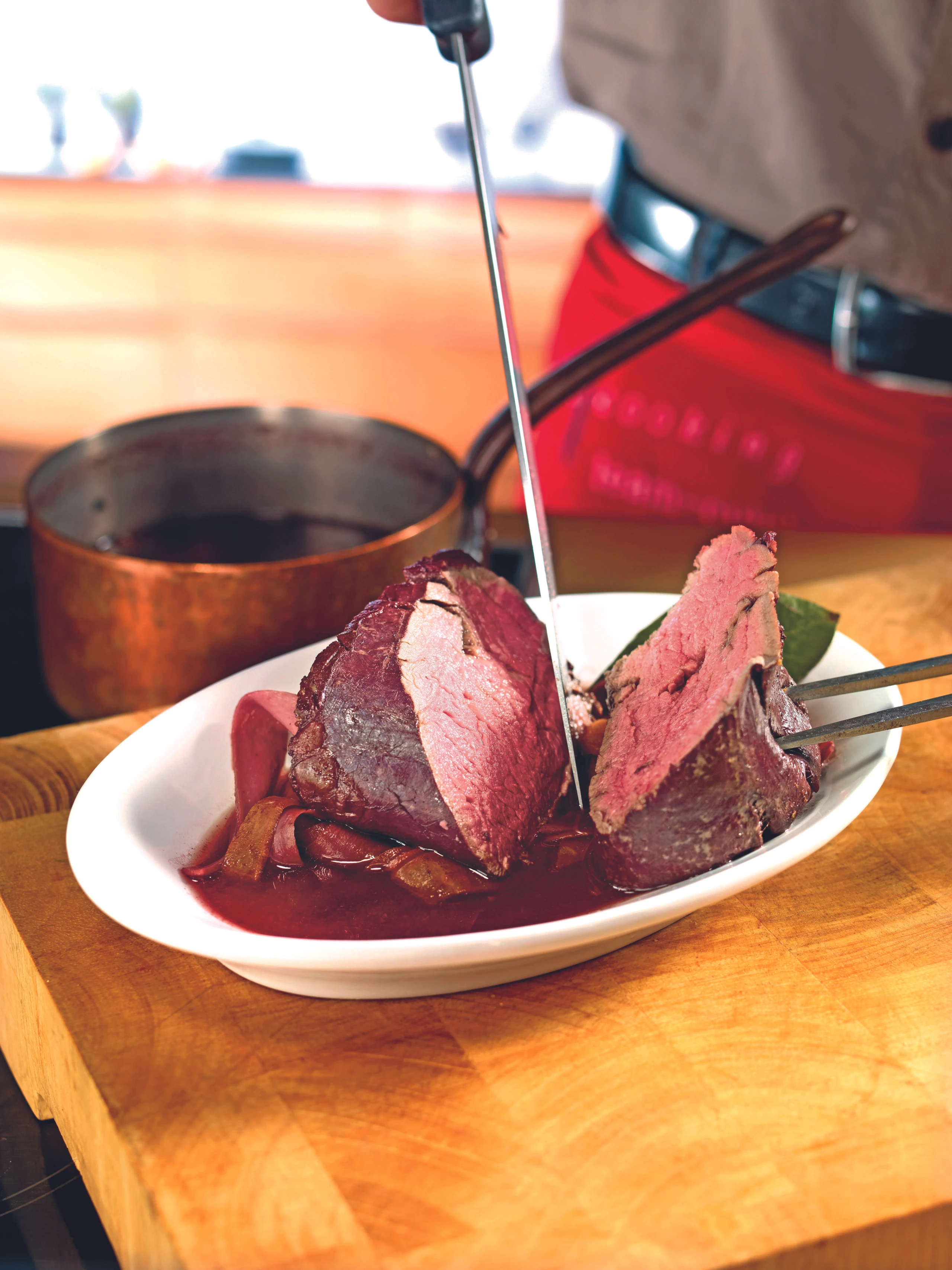 Im Rotweinfond pochiertes Rindsfilet