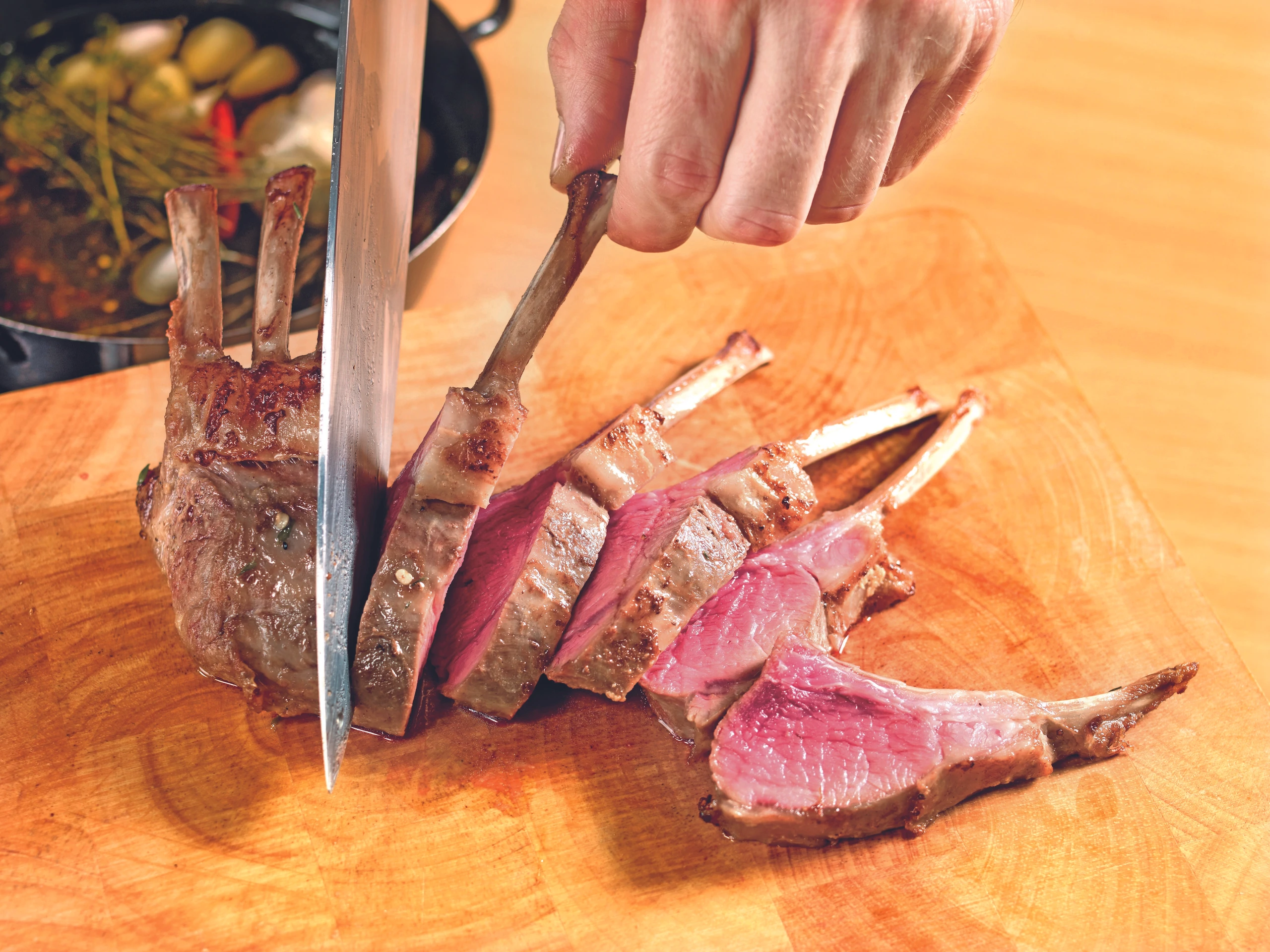 In Knoblauch-Chili-Öl confierter Lammrücken