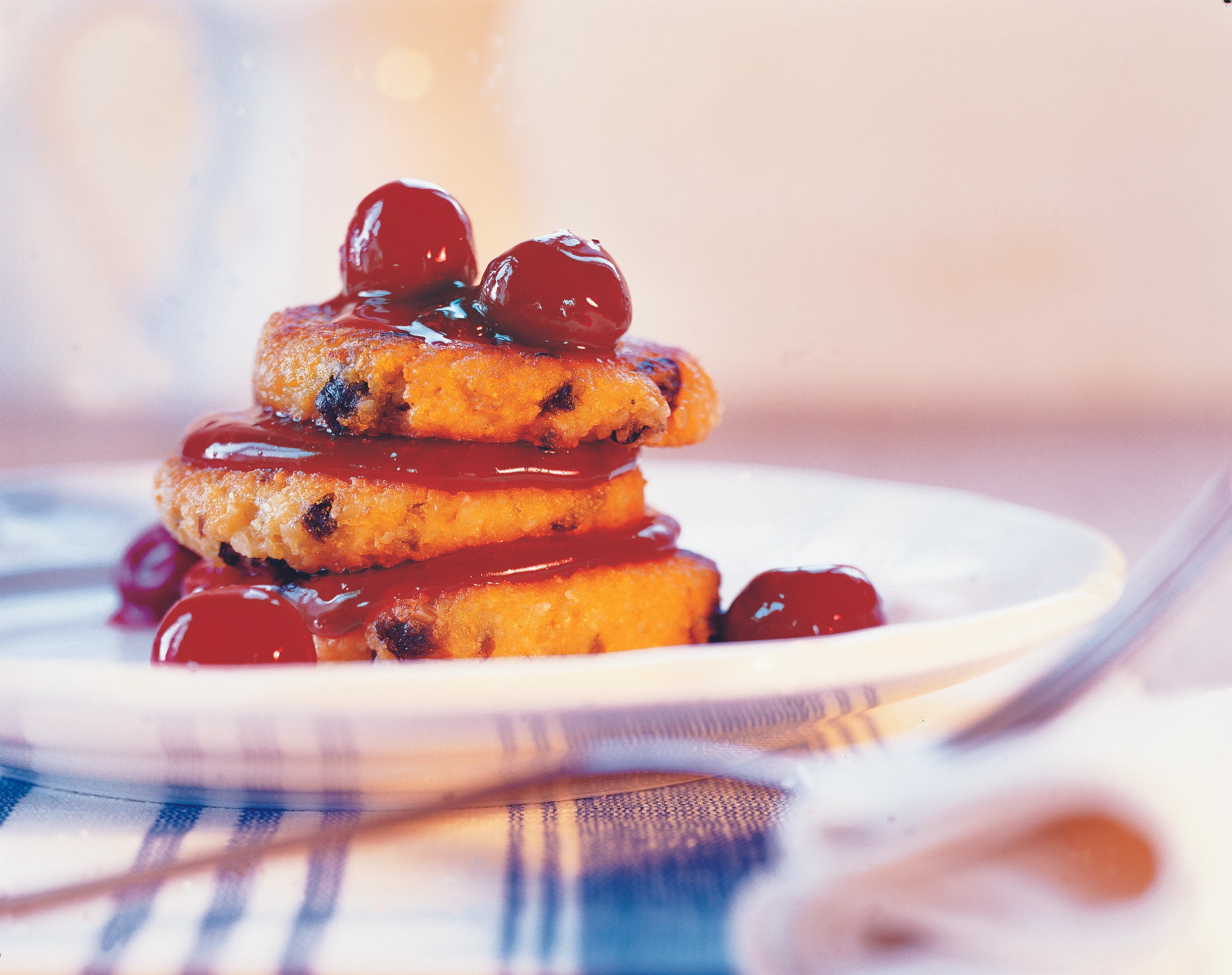 Gold Hirse Taler mit Karotten und Pflaumen