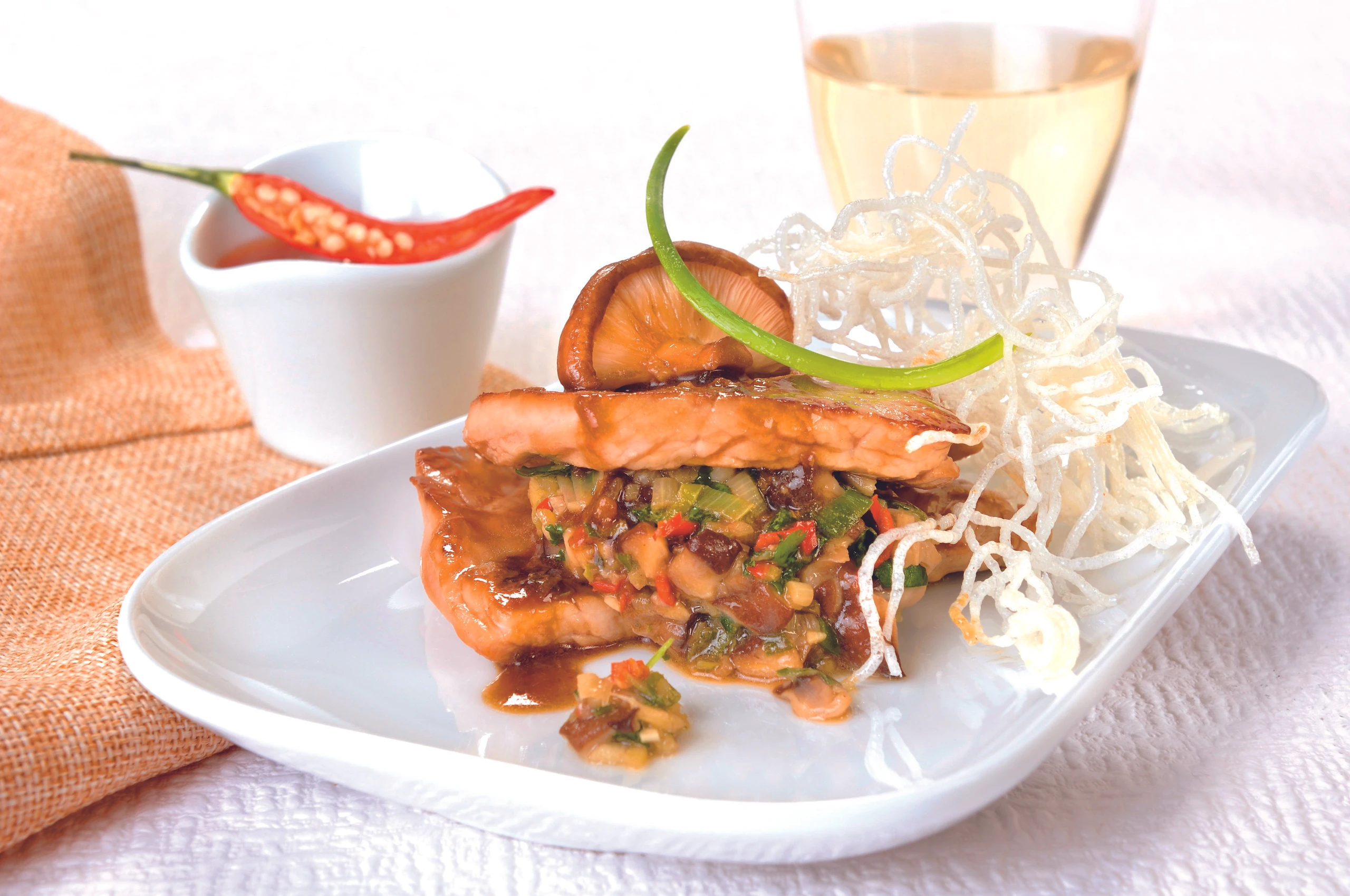 Putenschnitzel mit Shiitake-Tatar und Reisnudeln