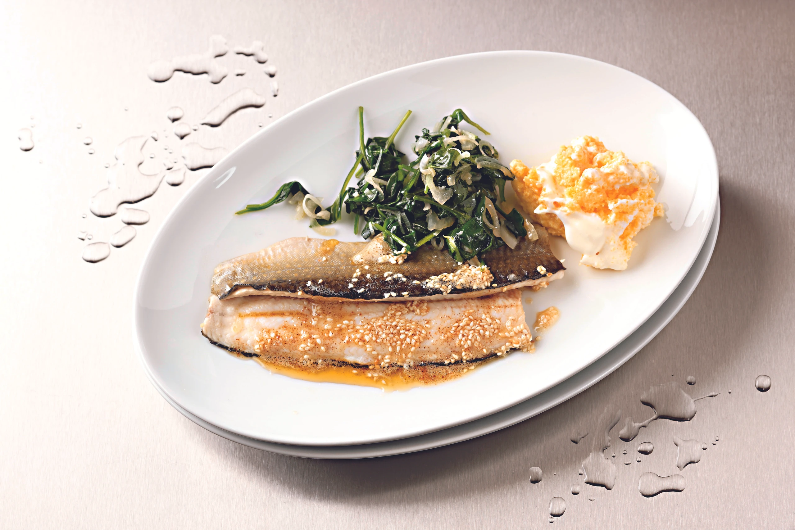 Gedämpftes Saiblingsfilet mit Sesambutter und Obers Polenta